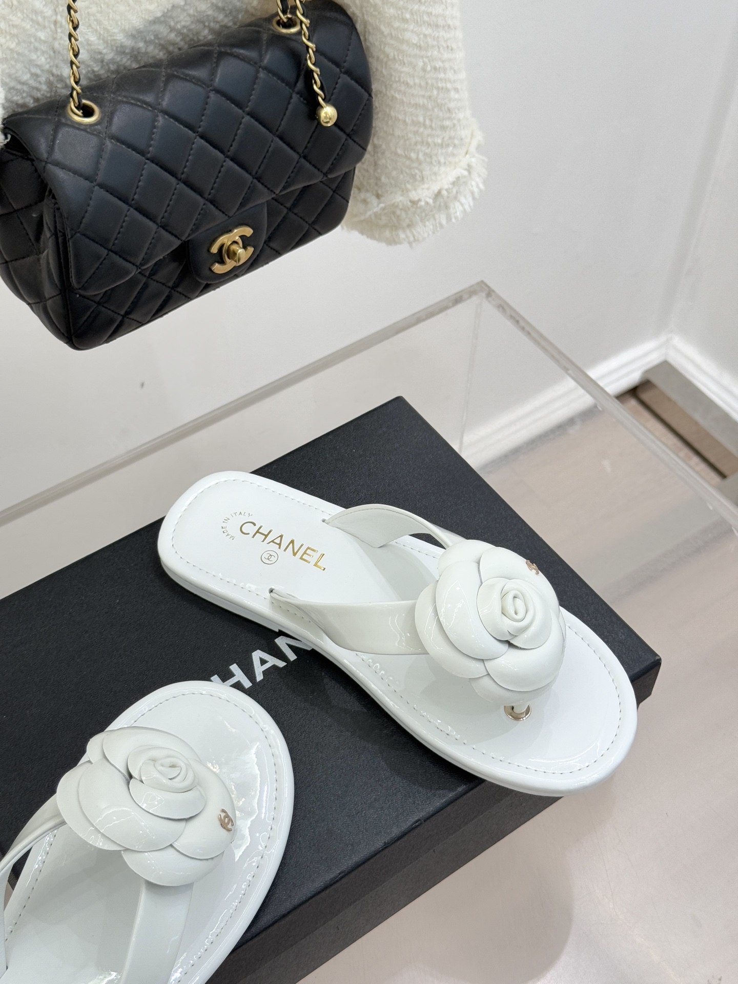 CHANE*｜小香 26C早春新品山茶花夹脚人字拖鞋将标志性山茶花元素注入慵懒步调让轻奢质感融入每一段自