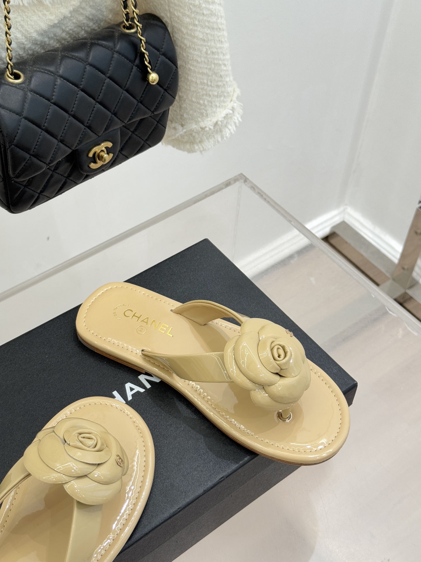 CHANE*｜小香 26C早春新品山茶花夹脚人字拖鞋将标志性山茶花元素注入慵懒步调让轻奢质感融入每一段自