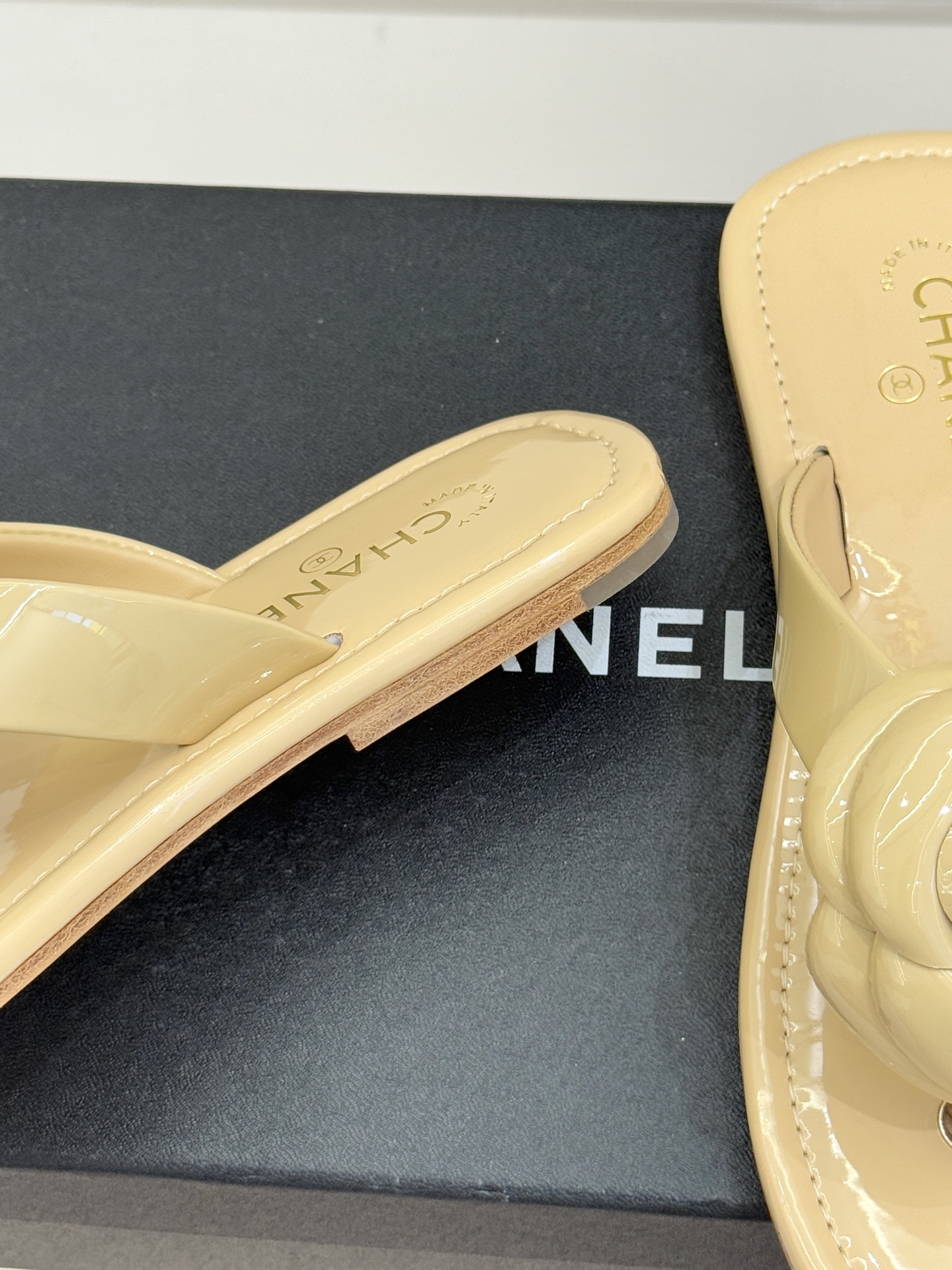 CHANE*｜小香 26C早春新品山茶花夹脚人字拖鞋将标志性山茶花元素注入慵懒步调让轻奢质感融入每一段自