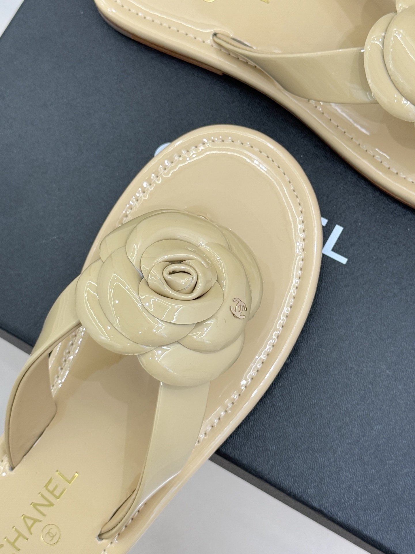 CHANE*｜小香 26C早春新品山茶花夹脚人字拖鞋将标志性山茶花元素注入慵懒步调让轻奢质感融入每一段自