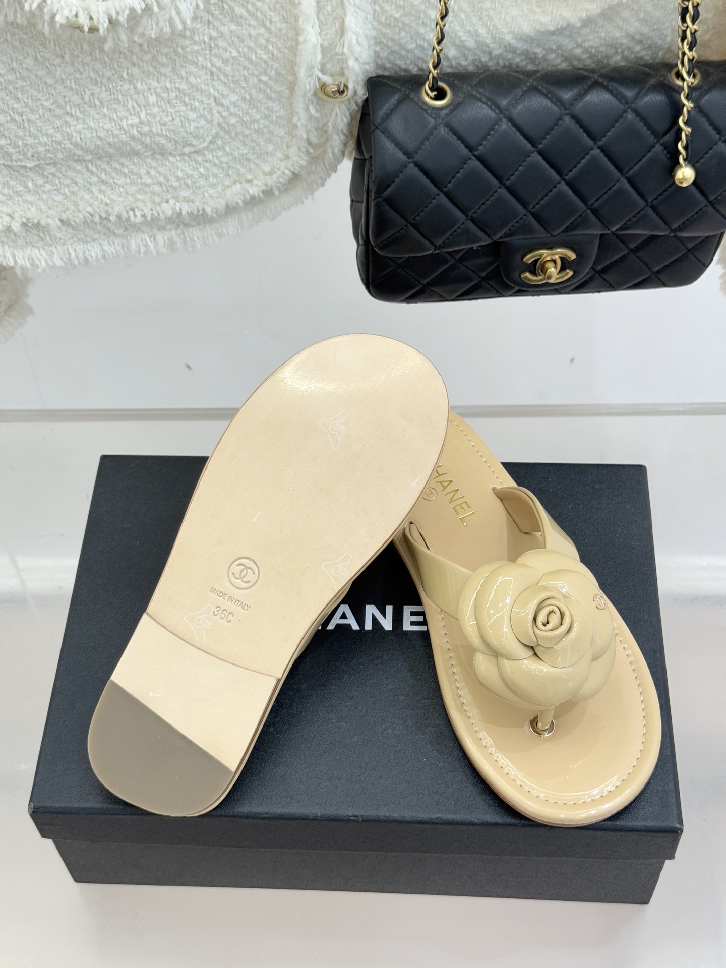 CHANE*｜小香 26C早春新品山茶花夹脚人字拖鞋将标志性山茶花元素注入慵懒步调让轻奢质感融入每一段自