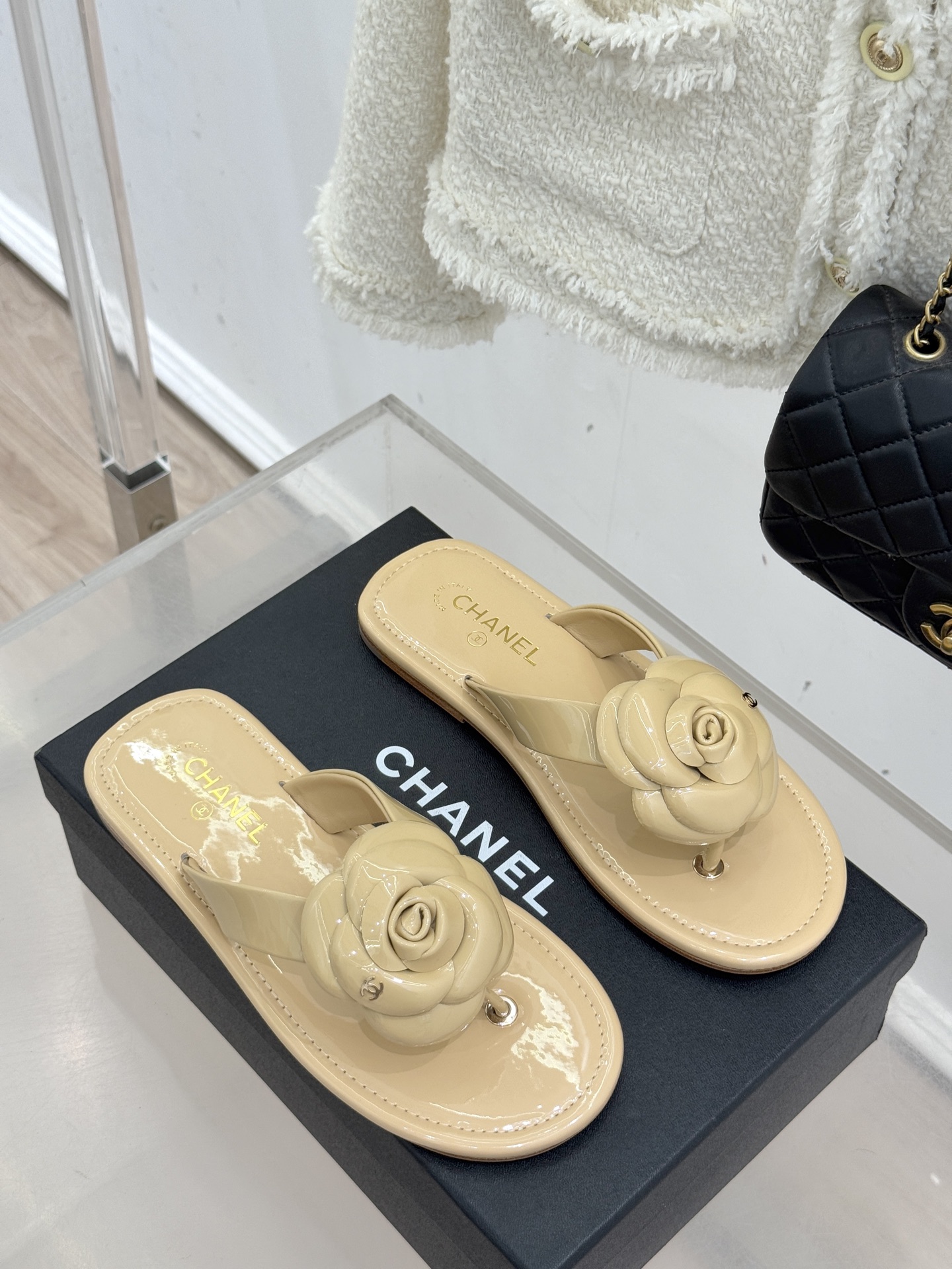 CHANE*｜小香 26C早春新品山茶花夹脚人字拖鞋将标志性山茶花元素注入慵懒步调让轻奢质感融入每一段自