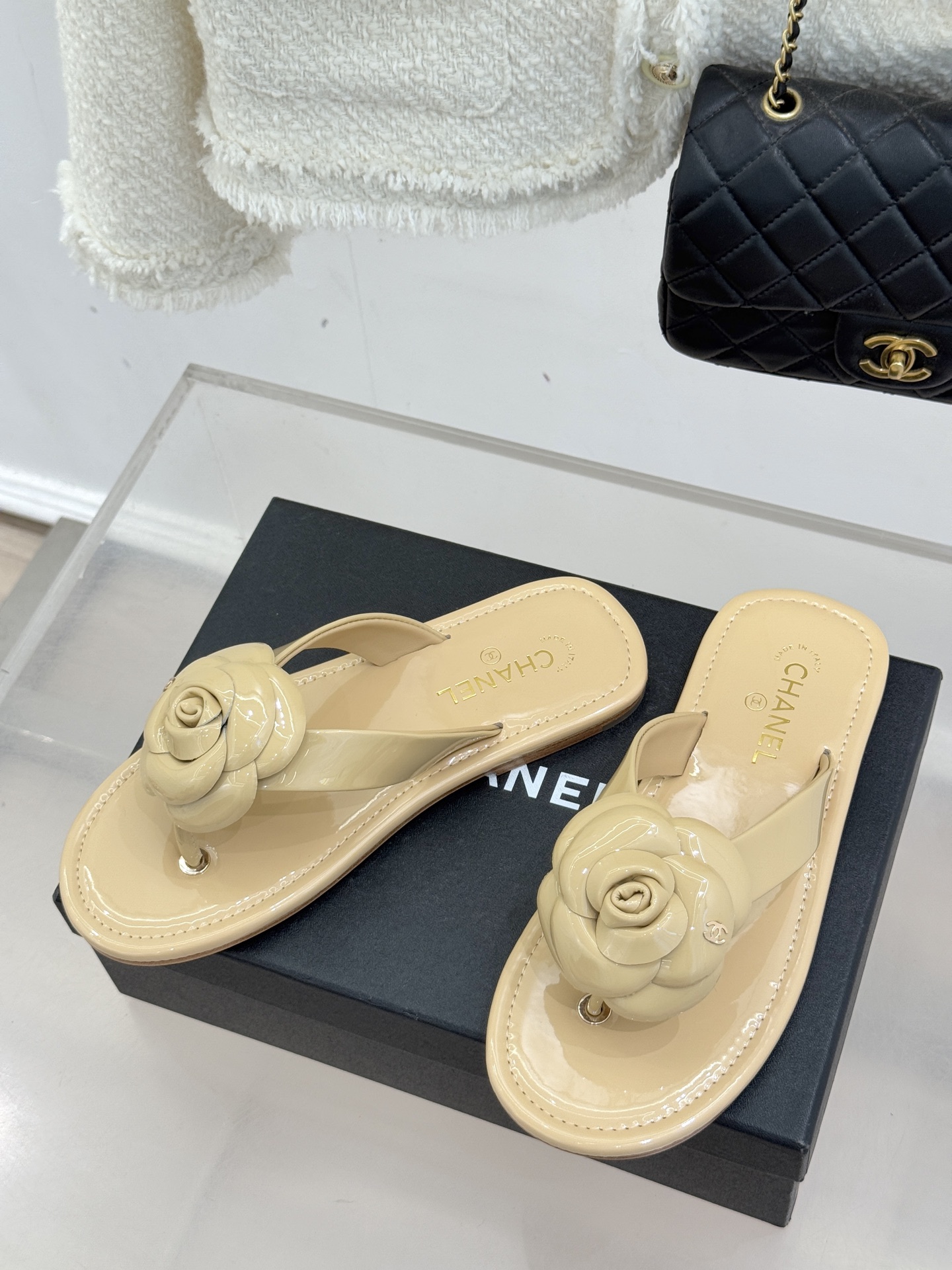 CHANE*｜小香 26C早春新品山茶花夹脚人字拖鞋将标志性山茶花元素注入慵懒步调让轻奢质感融入每一段自