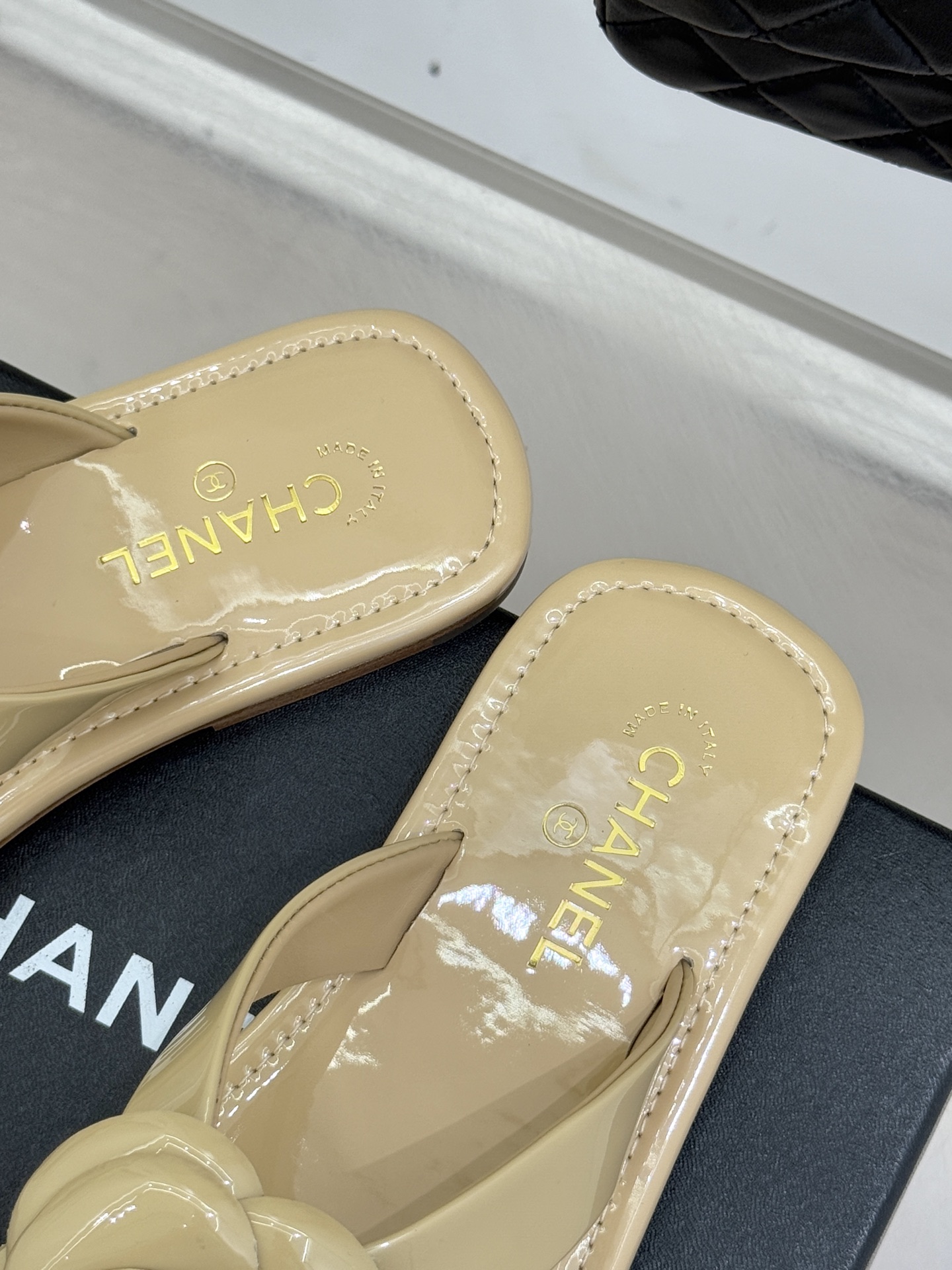 CHANE*｜小香 26C早春新品山茶花夹脚人字拖鞋将标志性山茶花元素注入慵懒步调让轻奢质感融入每一段自