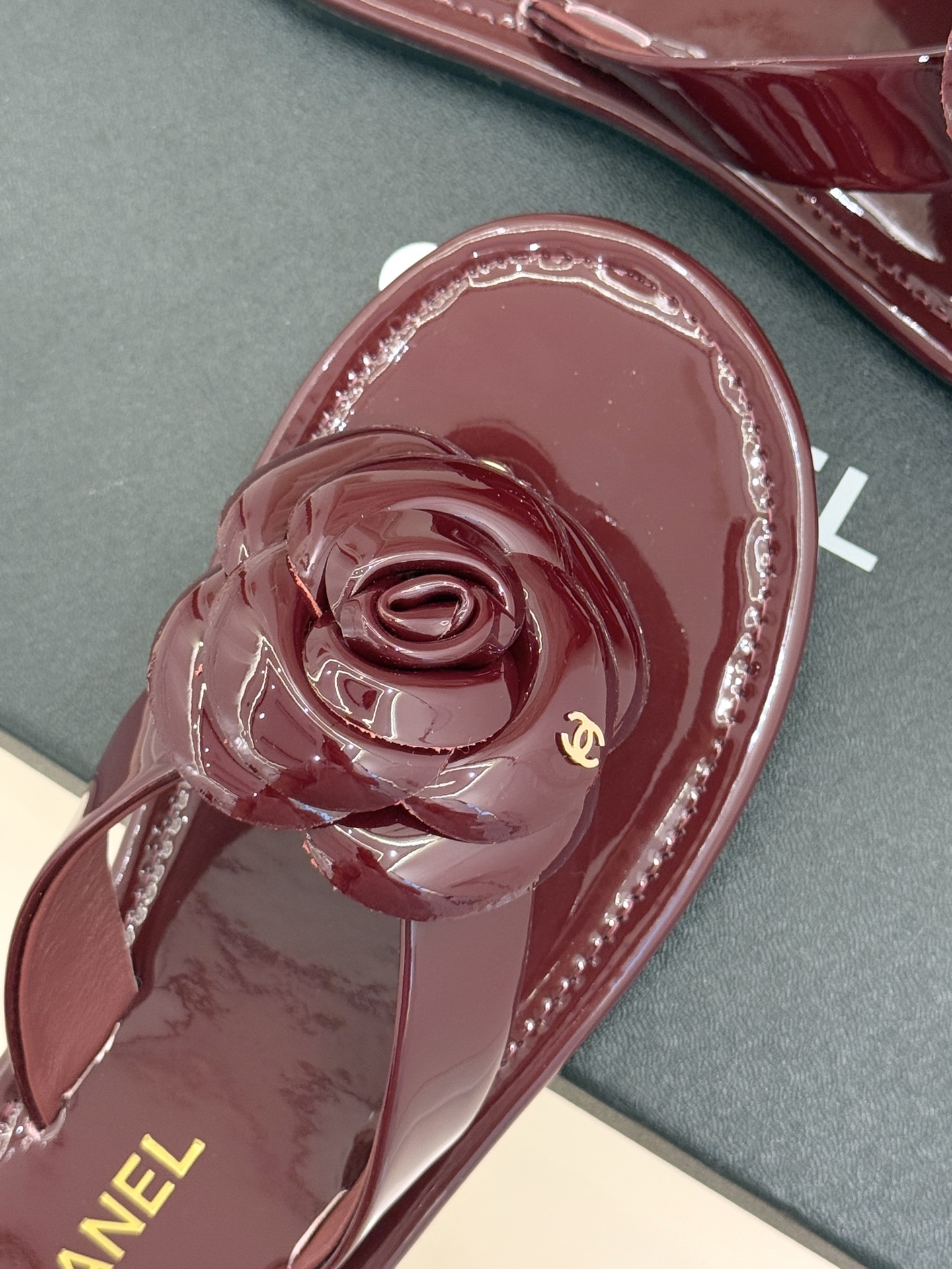 CHANE*｜小香 26C早春新品山茶花夹脚人字拖鞋将标志性山茶花元素注入慵懒步调让轻奢质感融入每一段自