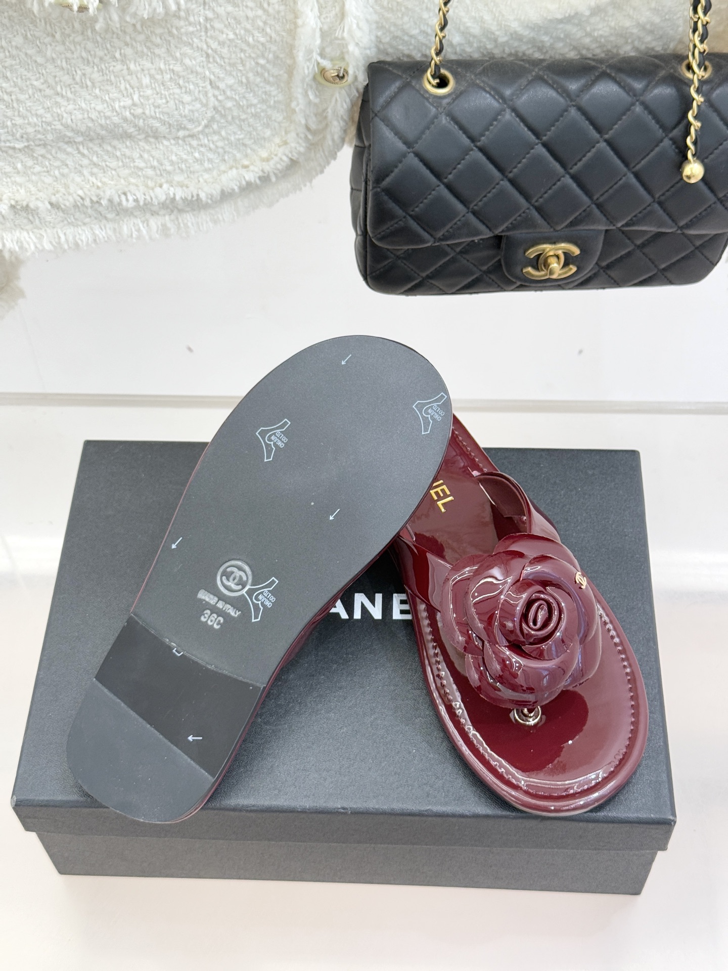 CHANE*｜小香 26C早春新品山茶花夹脚人字拖鞋将标志性山茶花元素注入慵懒步调让轻奢质感融入每一段自