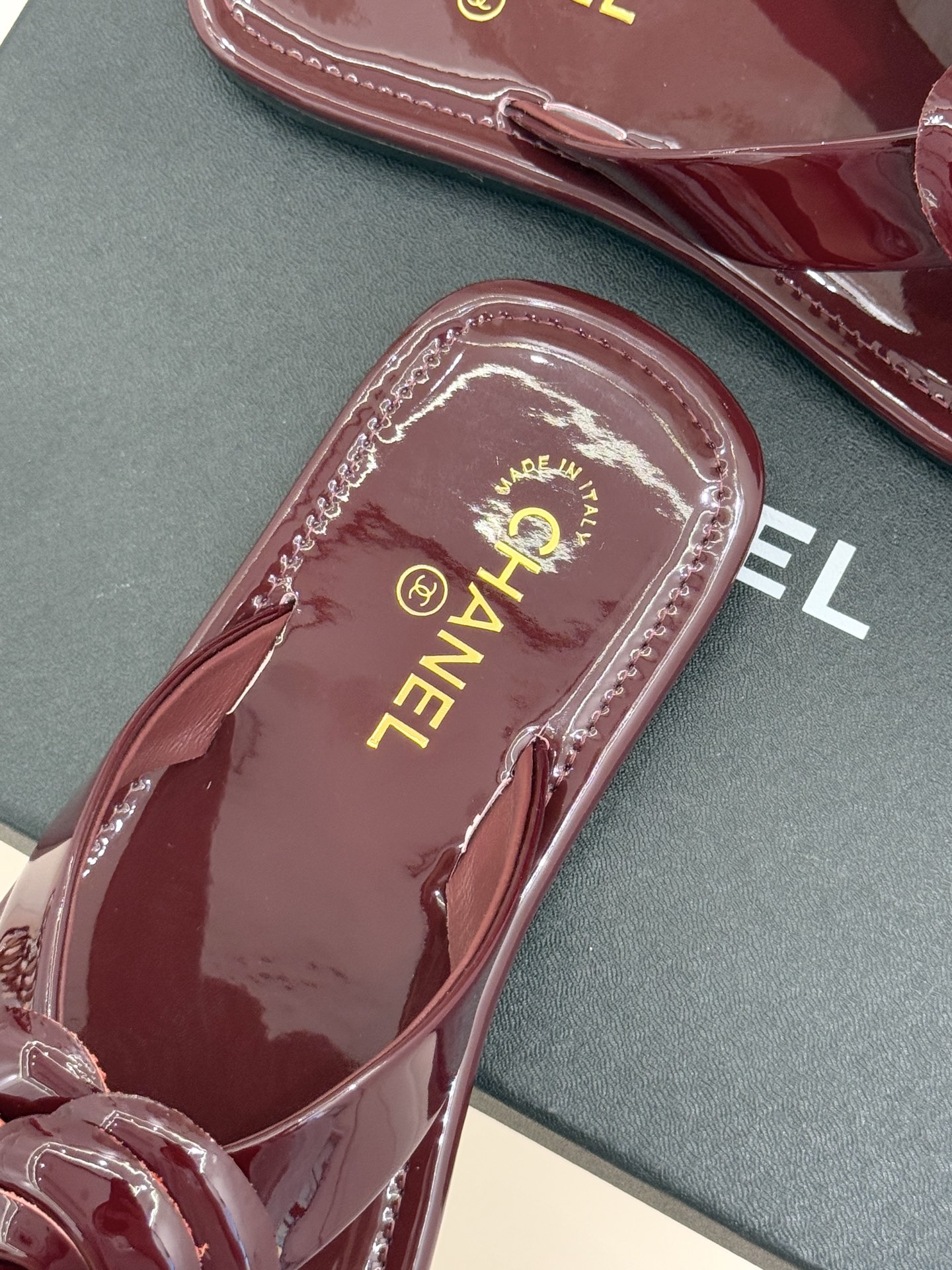 CHANE*｜小香 26C早春新品山茶花夹脚人字拖鞋将标志性山茶花元素注入慵懒步调让轻奢质感融入每一段自