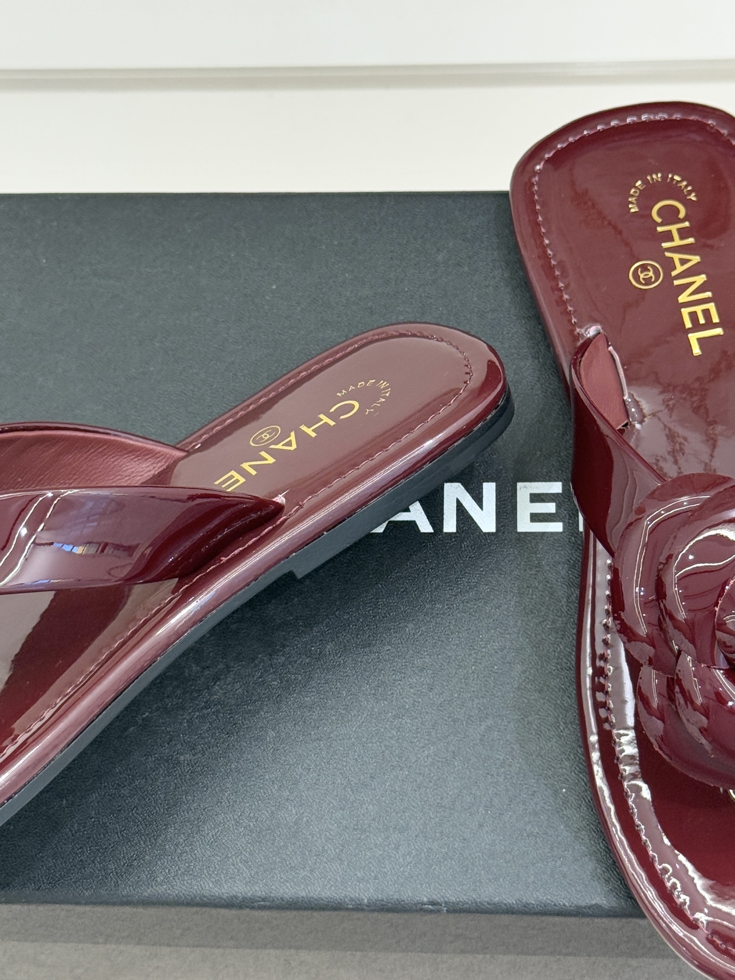 CHANE*｜小香 26C早春新品山茶花夹脚人字拖鞋将标志性山茶花元素注入慵懒步调让轻奢质感融入每一段自