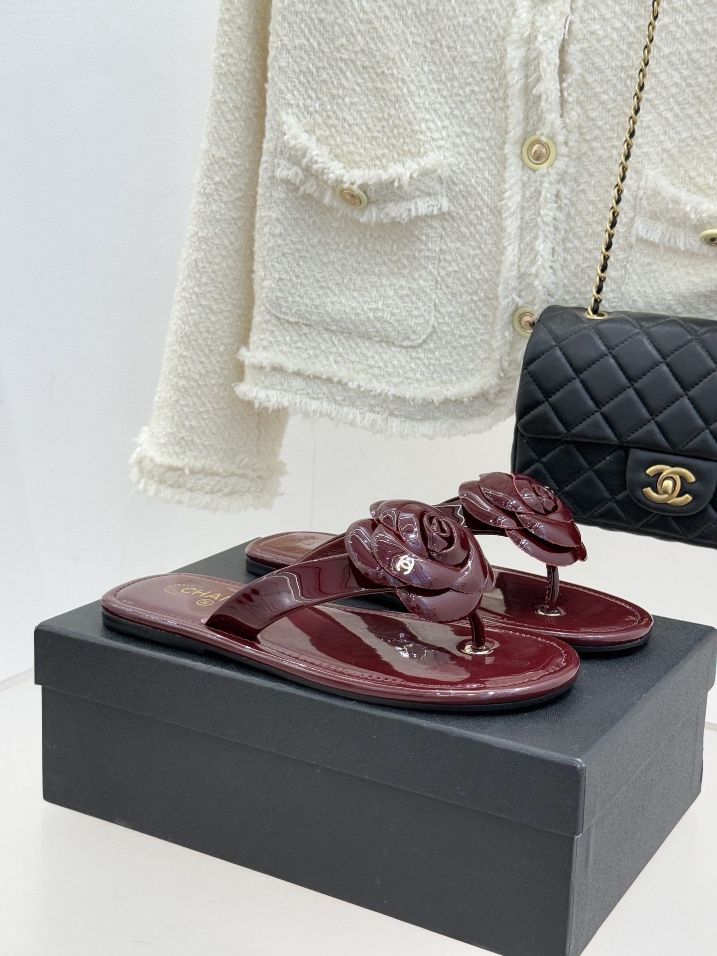 CHANE*｜小香 26C早春新品山茶花夹脚人字拖鞋将标志性山茶花元素注入慵懒步调让轻奢质感融入每一段自