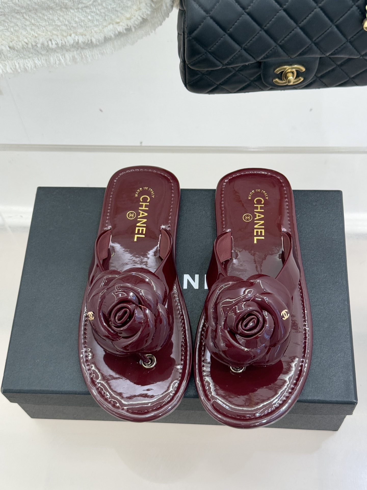 CHANE*｜小香 26C早春新品山茶花夹脚人字拖鞋将标志性山茶花元素注入慵懒步调让轻奢质感融入每一段自