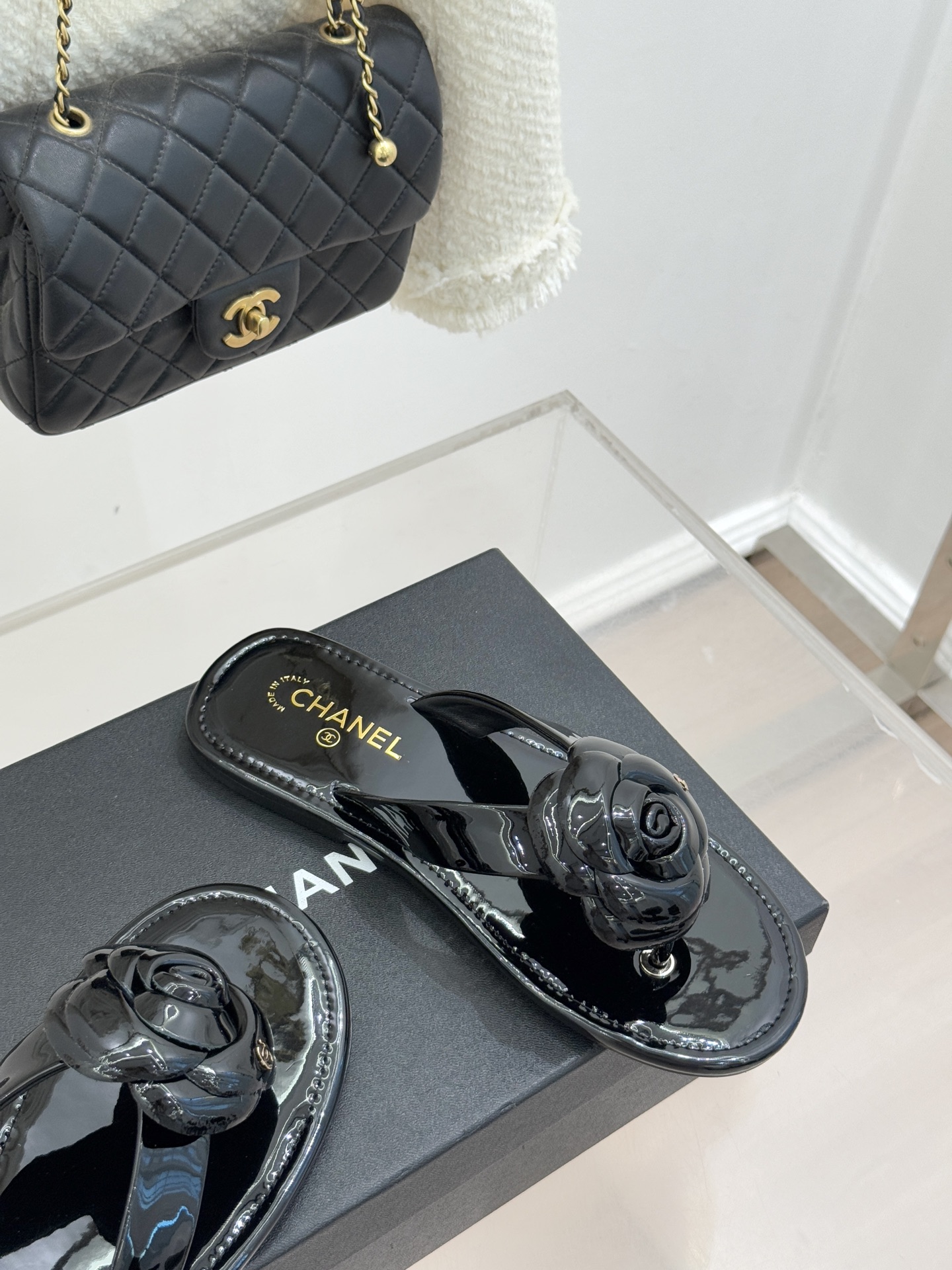 CHANE*｜小香 26C早春新品山茶花夹脚人字拖鞋将标志性山茶花元素注入慵懒步调让轻奢质感融入每一段自