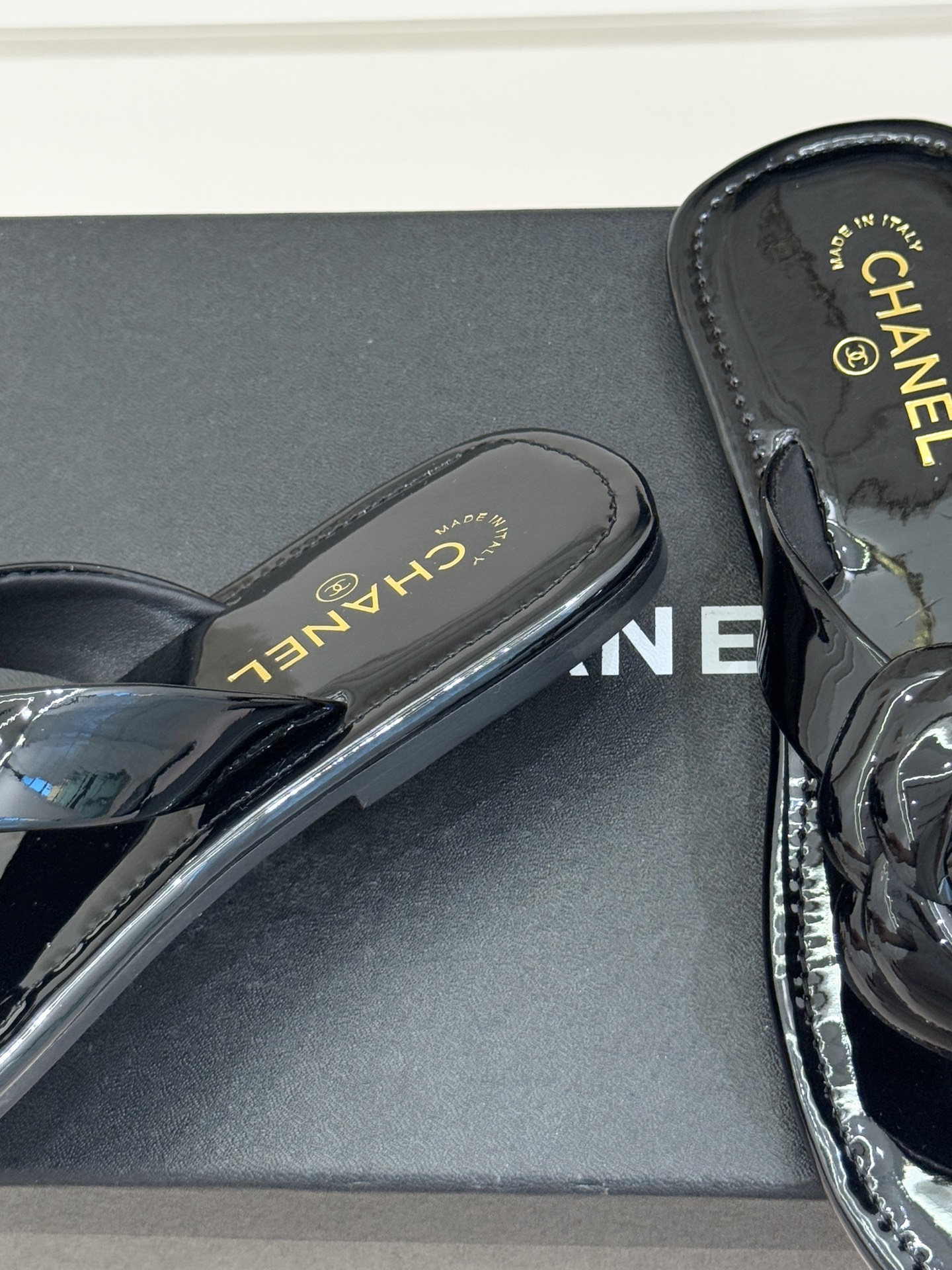 CHANE*｜小香 26C早春新品山茶花夹脚人字拖鞋将标志性山茶花元素注入慵懒步调让轻奢质感融入每一段自