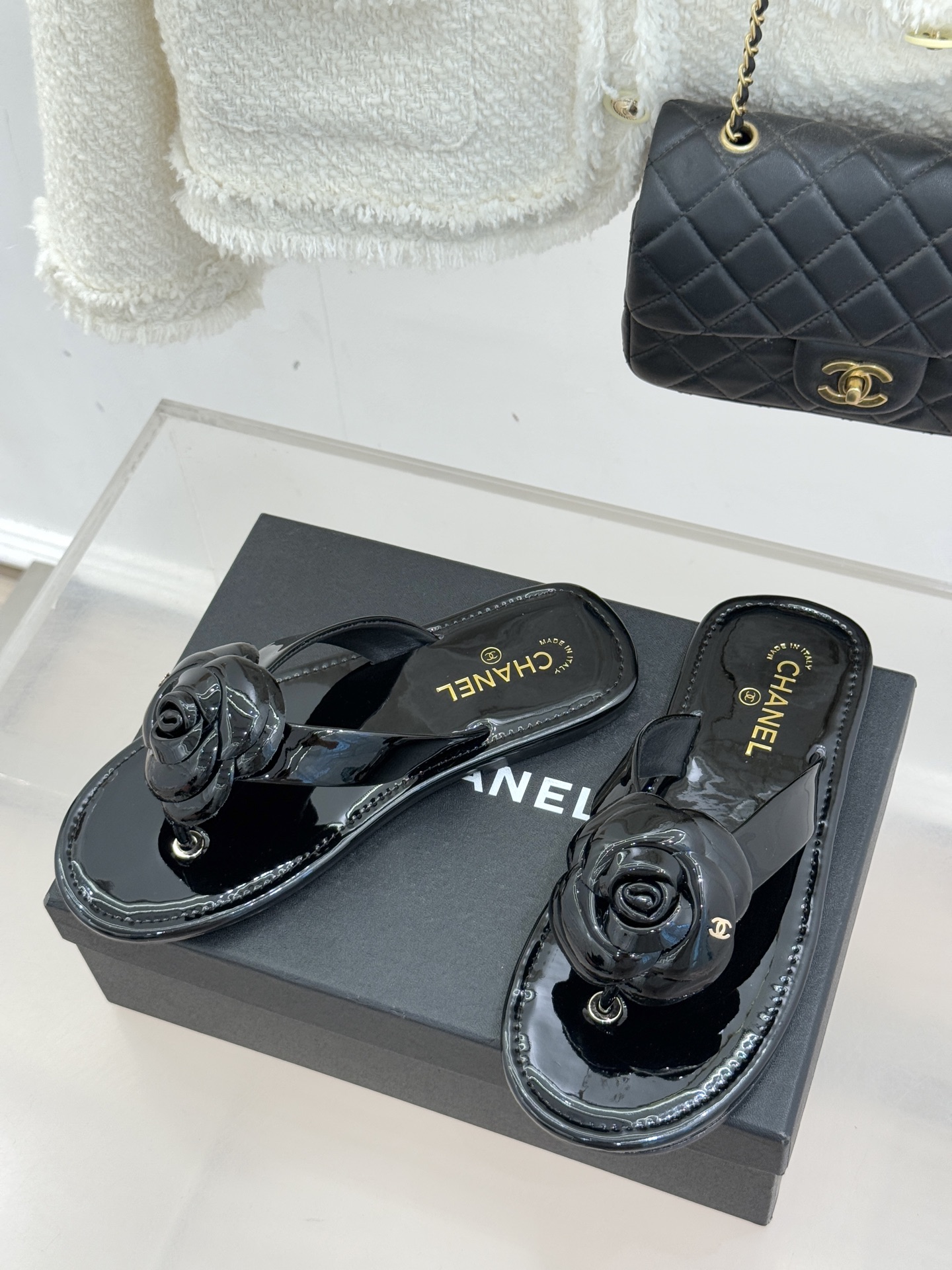 CHANE*｜小香 26C早春新品山茶花夹脚人字拖鞋将标志性山茶花元素注入慵懒步调让轻奢质感融入每一段自