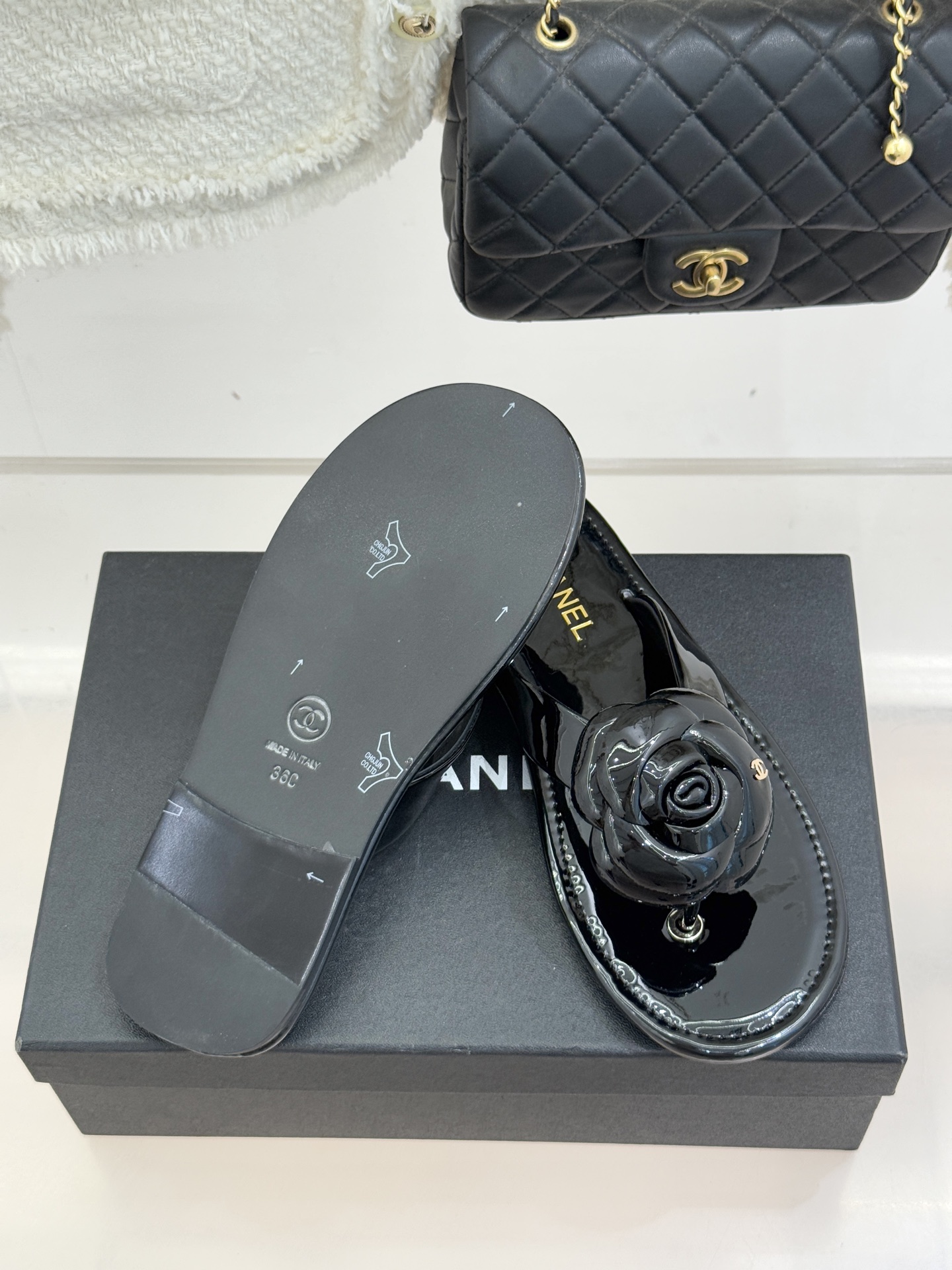 CHANE*｜小香 26C早春新品山茶花夹脚人字拖鞋将标志性山茶花元素注入慵懒步调让轻奢质感融入每一段自