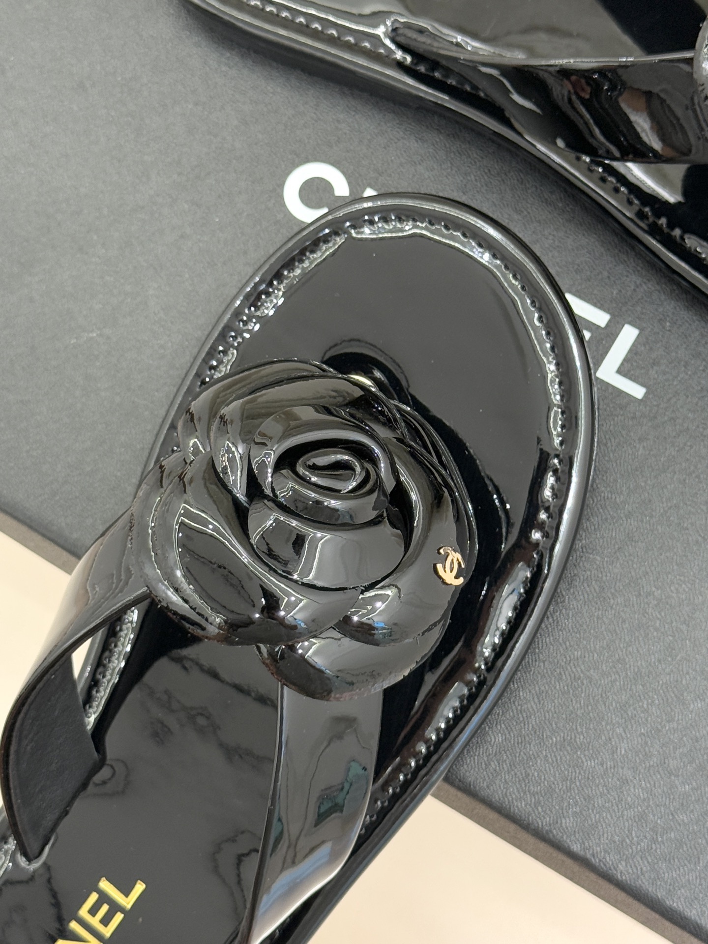 CHANE*｜小香 26C早春新品山茶花夹脚人字拖鞋将标志性山茶花元素注入慵懒步调让轻奢质感融入每一段自