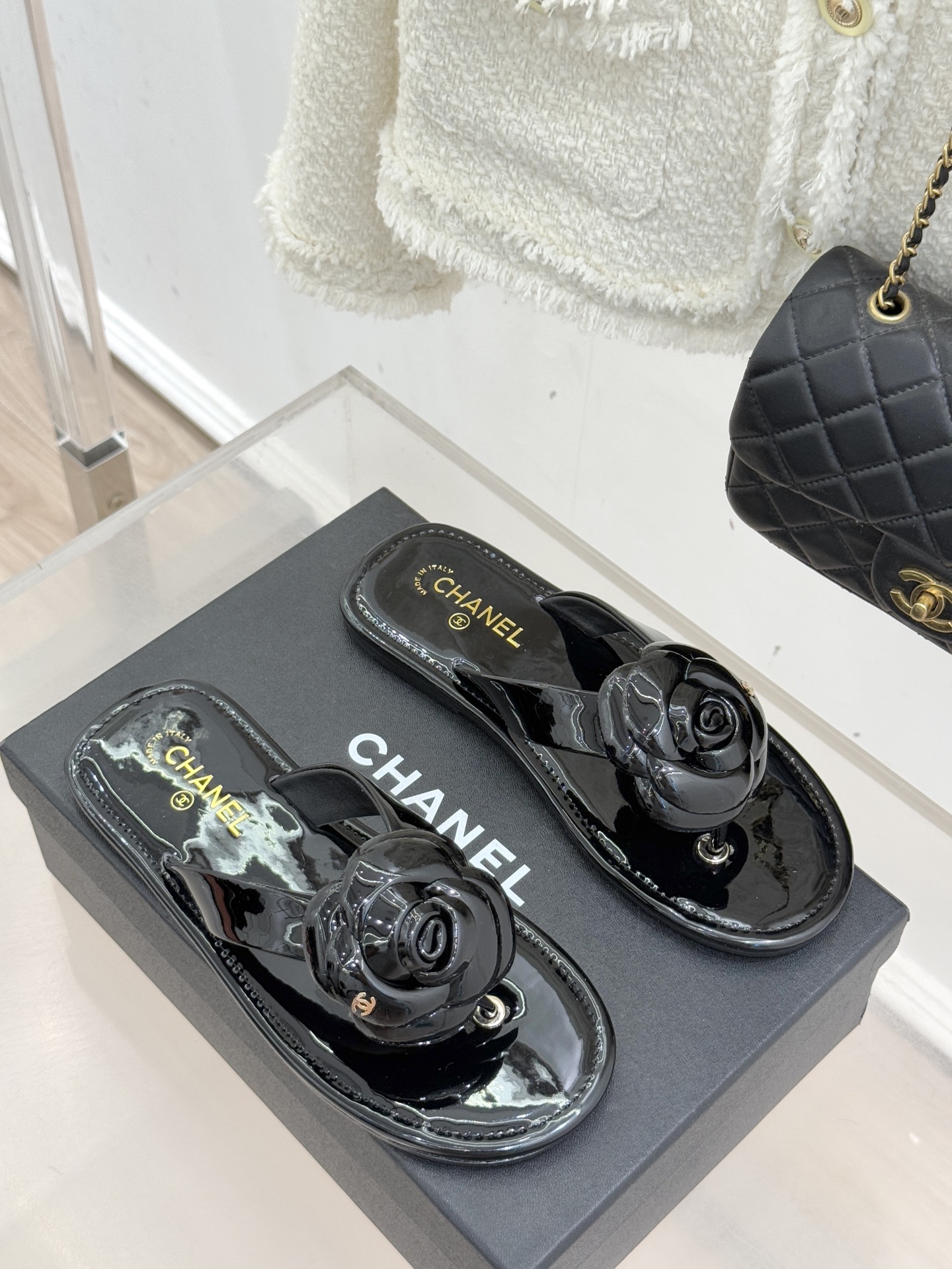 CHANE*｜小香 26C早春新品山茶花夹脚人字拖鞋将标志性山茶花元素注入慵懒步调让轻奢质感融入每一段自