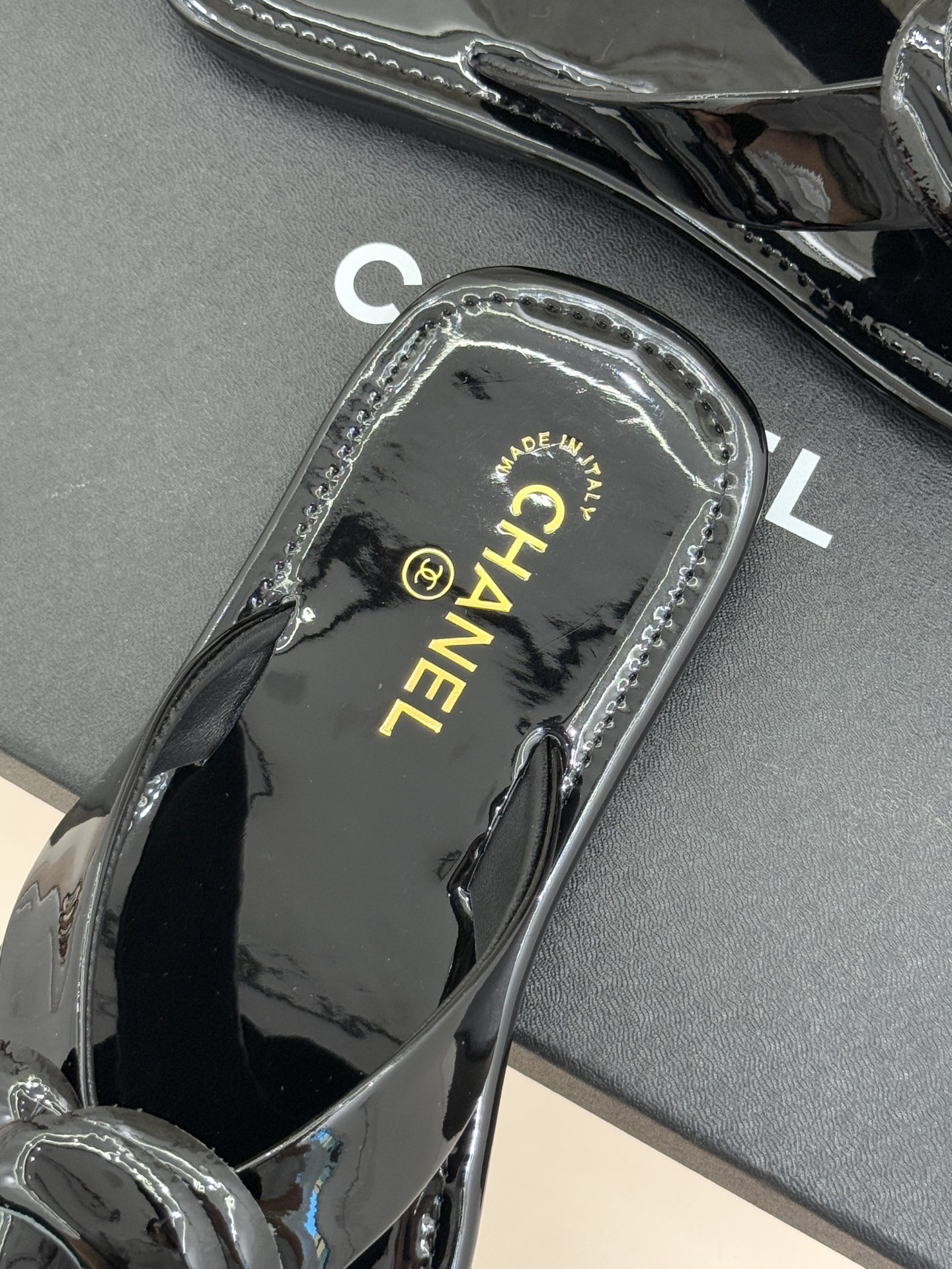 CHANE*｜小香 26C早春新品山茶花夹脚人字拖鞋将标志性山茶花元素注入慵懒步调让轻奢质感融入每一段自