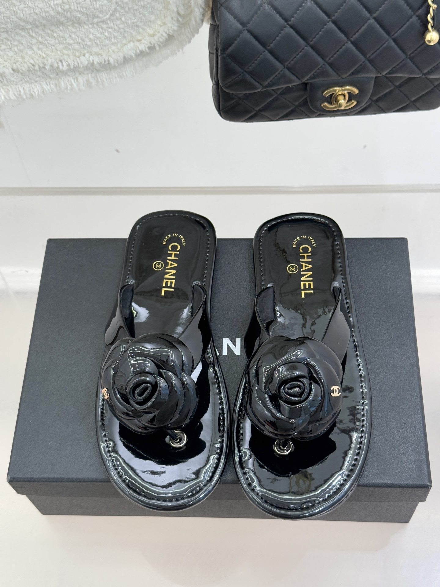 CHANE*｜小香 26C早春新品山茶花夹脚人字拖鞋将标志性山茶花元素注入慵懒步调让轻奢质感融入每一段自