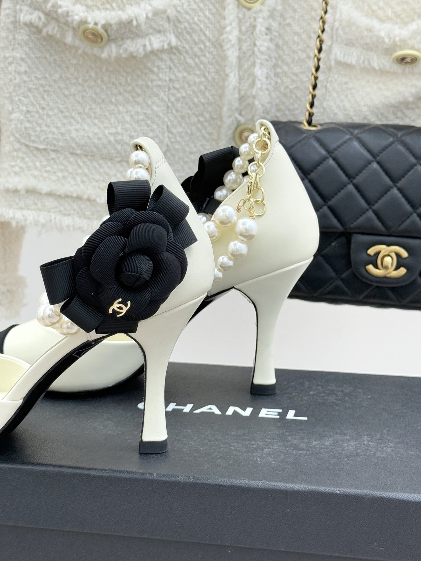 CHANE*｜小香26C新品脚环大珍珠双C山茶花尖头拼色中空高跟凉鞋这款凉鞋以利落剪裁开启春夏序章。拼色