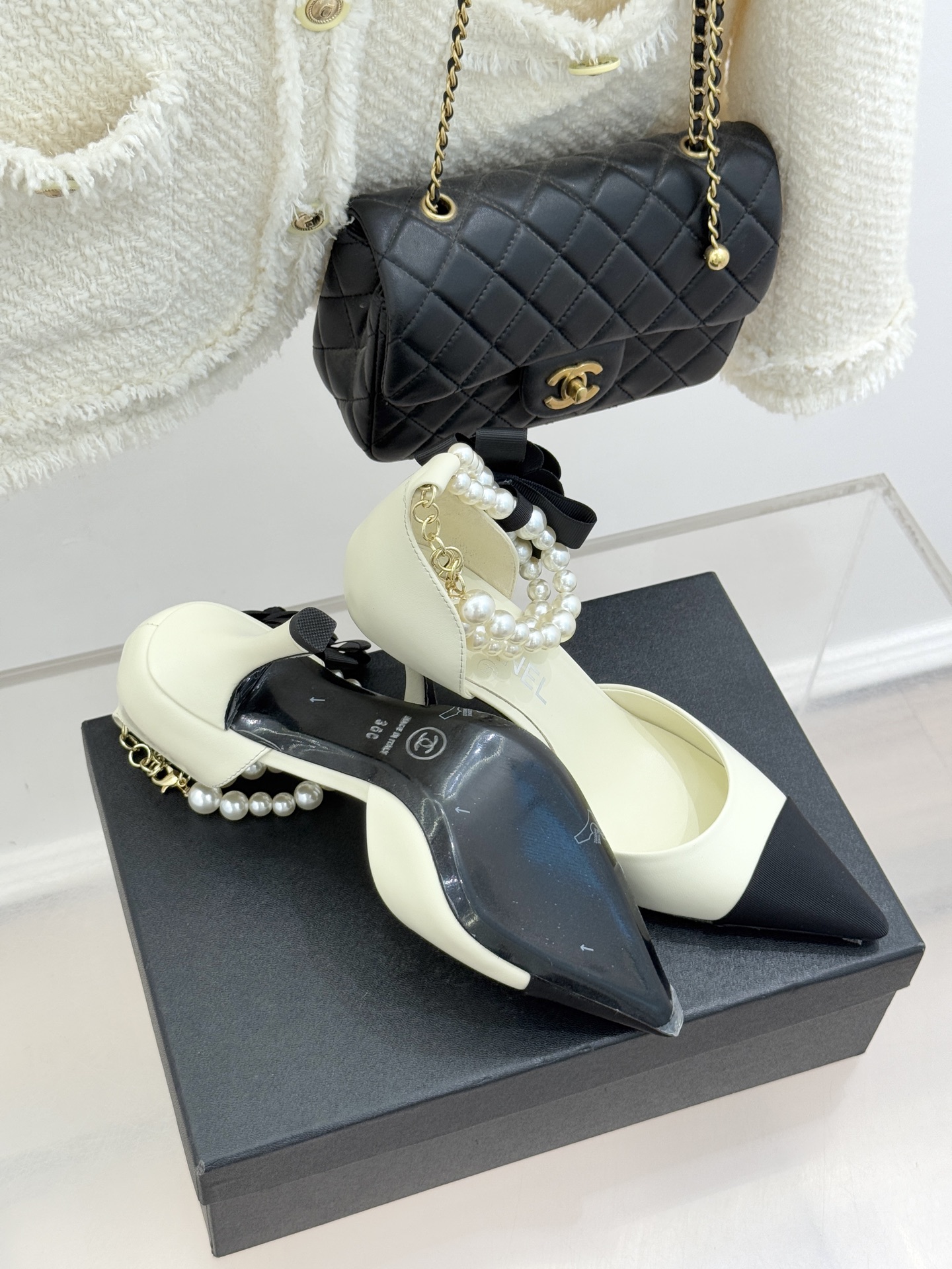 CHANE*｜小香26C新品脚环大珍珠双C山茶花尖头拼色中空高跟凉鞋这款凉鞋以利落剪裁开启春夏序章。拼色