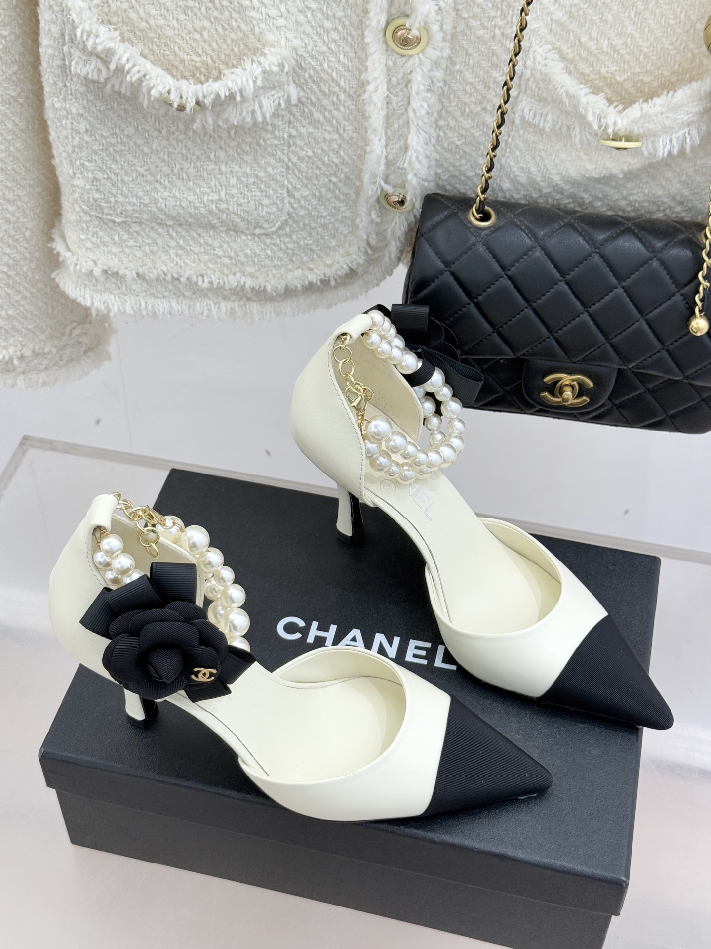 CHANE*｜小香26C新品脚环大珍珠双C山茶花尖头拼色中空高跟凉鞋这款凉鞋以利落剪裁开启春夏序章。拼色