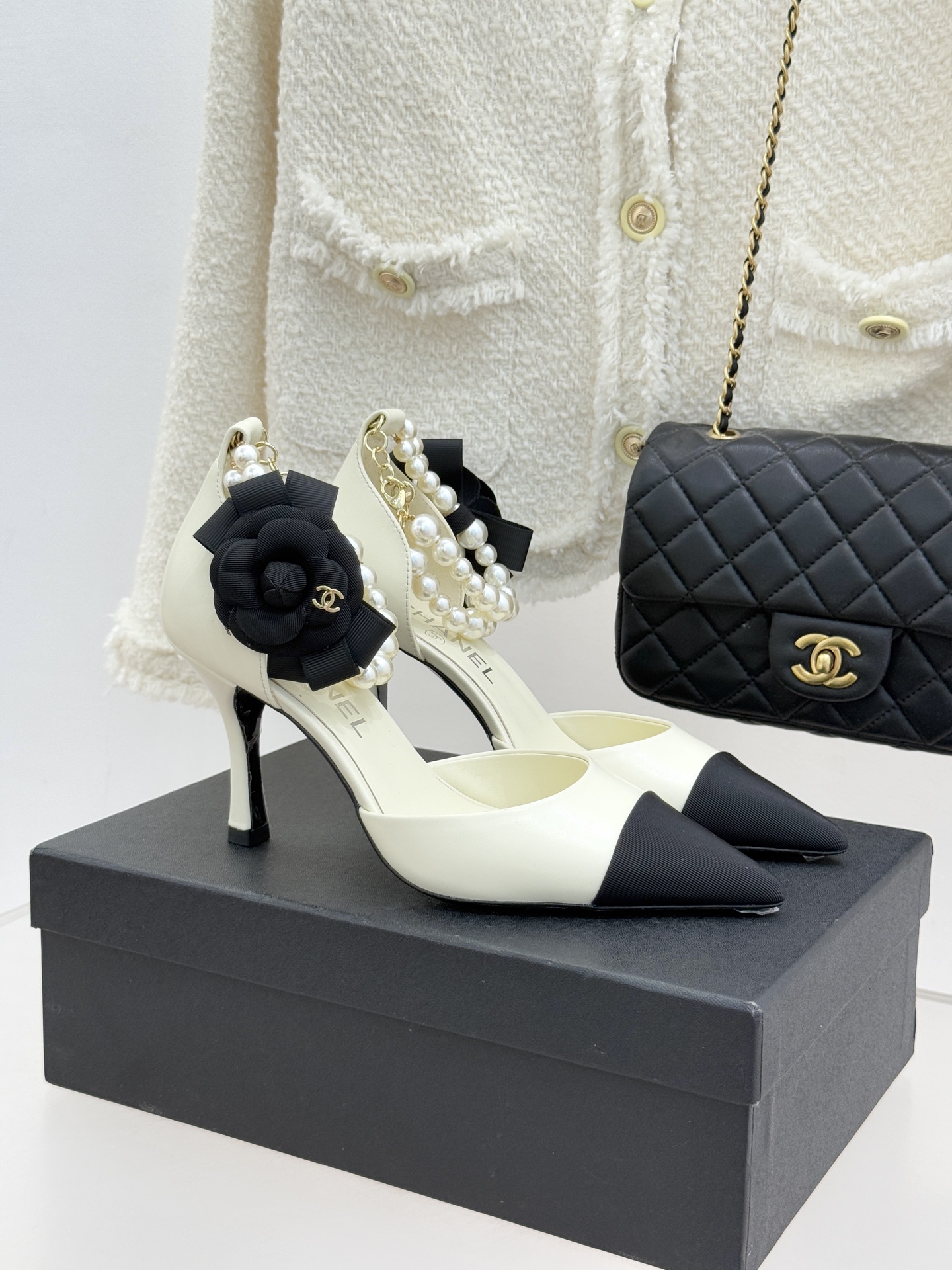 CHANE*｜小香26C新品脚环大珍珠双C山茶花尖头拼色中空高跟凉鞋这款凉鞋以利落剪裁开启春夏序章。拼色