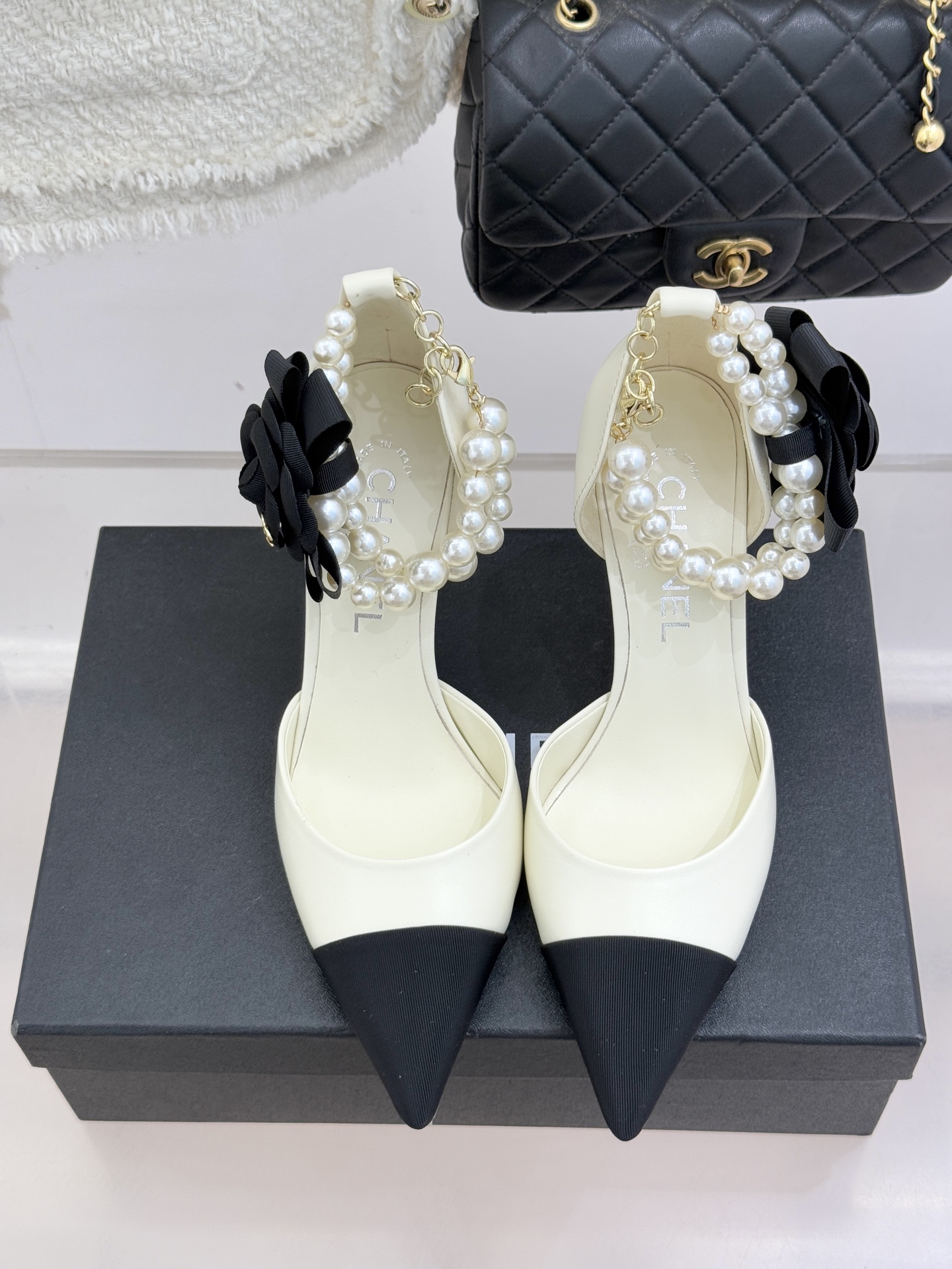 CHANE*｜小香26C新品脚环大珍珠双C山茶花尖头拼色中空高跟凉鞋这款凉鞋以利落剪裁开启春夏序章。拼色