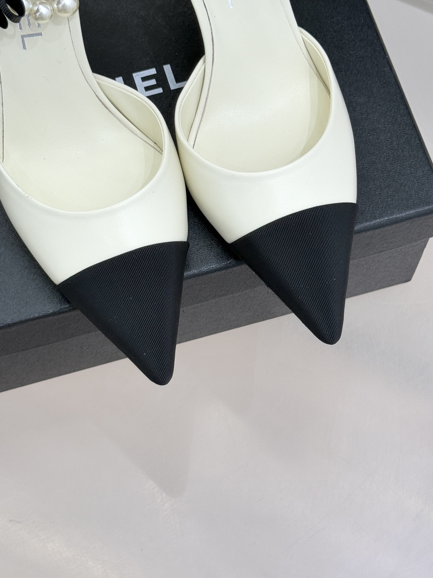 CHANE*｜小香26C新品脚环大珍珠双C山茶花尖头拼色中空高跟凉鞋这款凉鞋以利落剪裁开启春夏序章。拼色