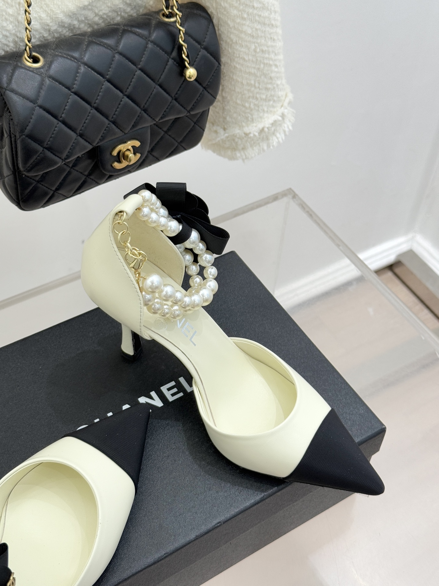 CHANE*｜小香26C新品脚环大珍珠双C山茶花尖头拼色中空高跟凉鞋这款凉鞋以利落剪裁开启春夏序章。拼色