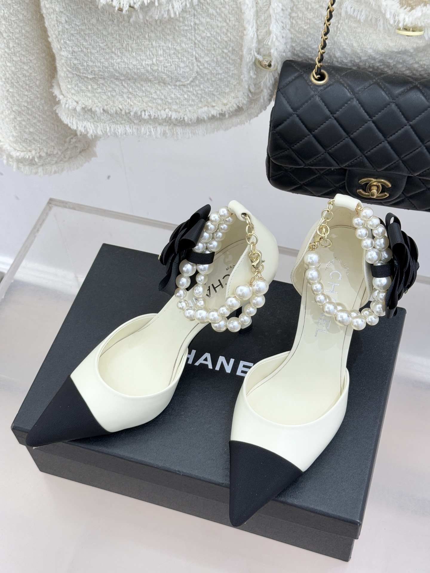CHANE*｜小香26C新品脚环大珍珠双C山茶花尖头拼色中空高跟凉鞋这款凉鞋以利落剪裁开启春夏序章。拼色