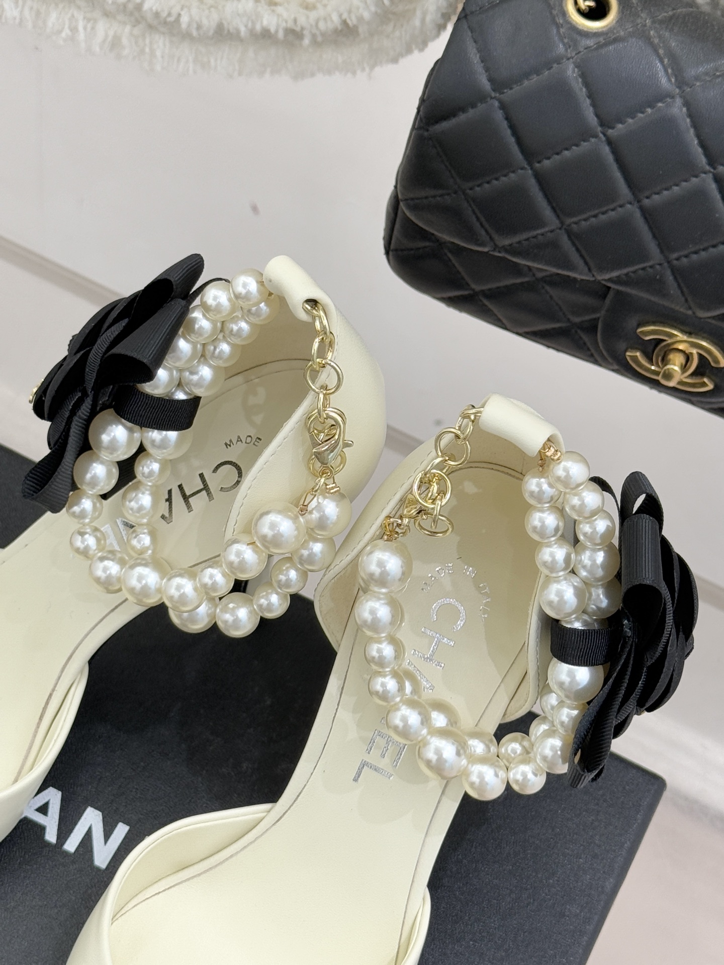 CHANE*｜小香26C新品脚环大珍珠双C山茶花尖头拼色中空高跟凉鞋这款凉鞋以利落剪裁开启春夏序章。拼色