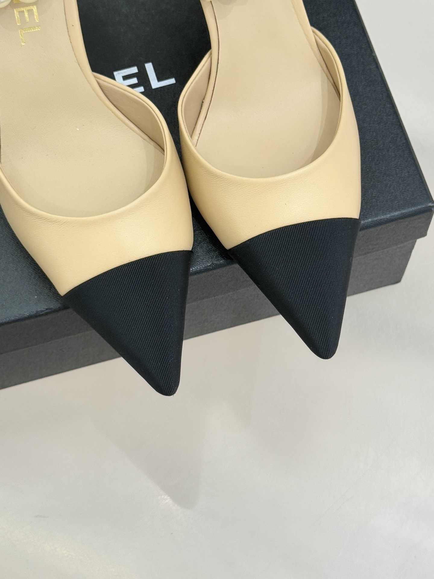 CHANE*｜小香26C新品脚环大珍珠双C山茶花尖头拼色中空高跟凉鞋这款凉鞋以利落剪裁开启春夏序章。拼色