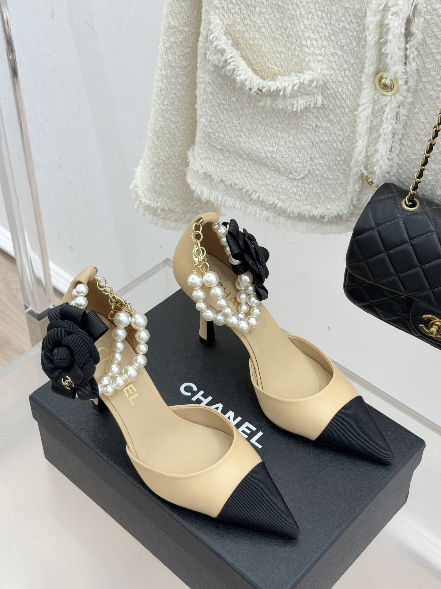 CHANE*｜小香26C新品脚环大珍珠双C山茶花尖头拼色中空高跟凉鞋这款凉鞋以利落剪裁开启春夏序章。拼色