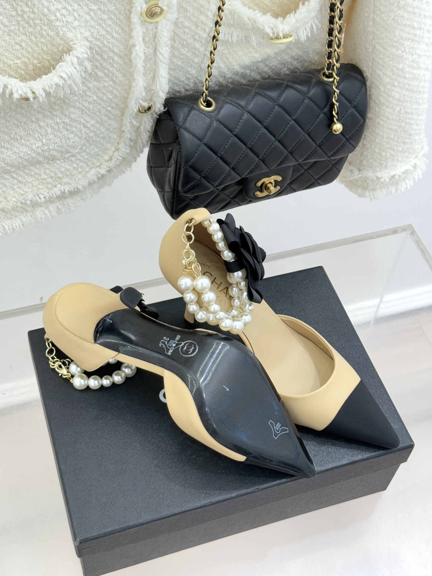 CHANE*｜小香26C新品脚环大珍珠双C山茶花尖头拼色中空高跟凉鞋这款凉鞋以利落剪裁开启春夏序章。拼色