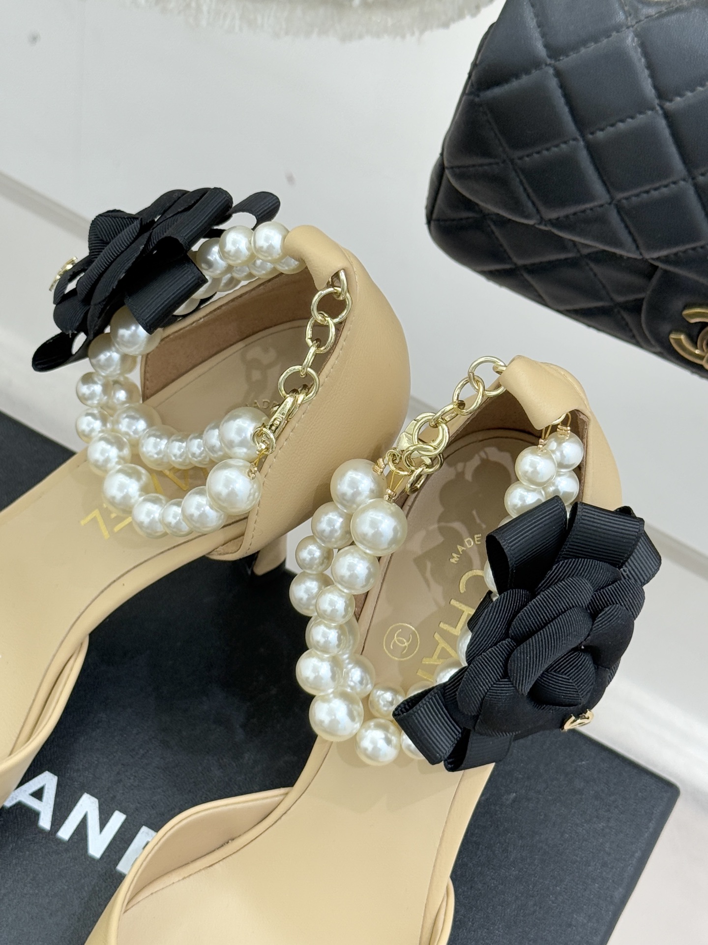 CHANE*｜小香26C新品脚环大珍珠双C山茶花尖头拼色中空高跟凉鞋这款凉鞋以利落剪裁开启春夏序章。拼色