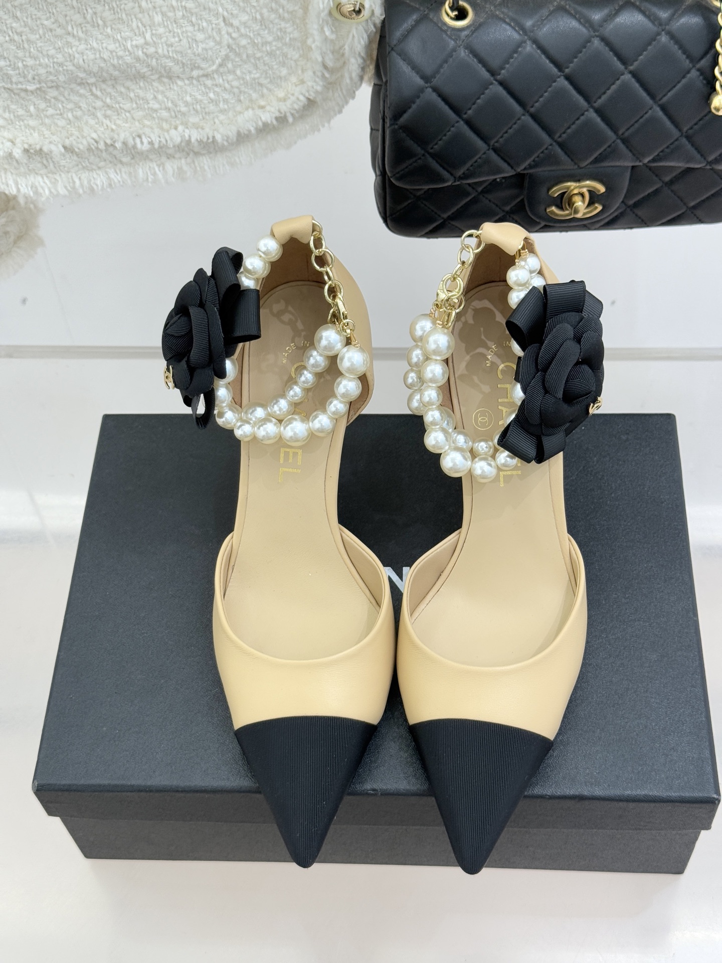 CHANE*｜小香26C新品脚环大珍珠双C山茶花尖头拼色中空高跟凉鞋这款凉鞋以利落剪裁开启春夏序章。拼色