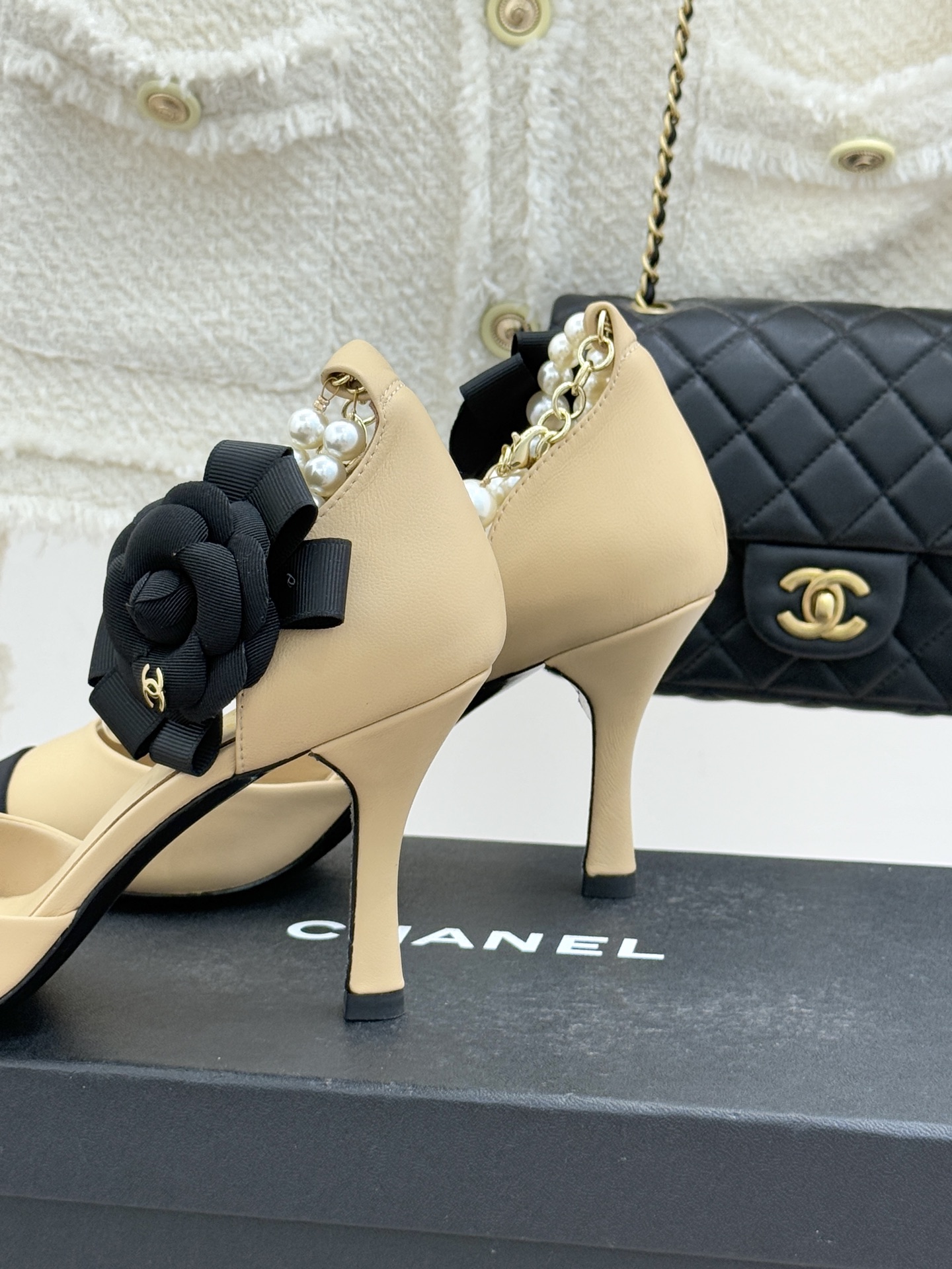 CHANE*｜小香26C新品脚环大珍珠双C山茶花尖头拼色中空高跟凉鞋这款凉鞋以利落剪裁开启春夏序章。拼色