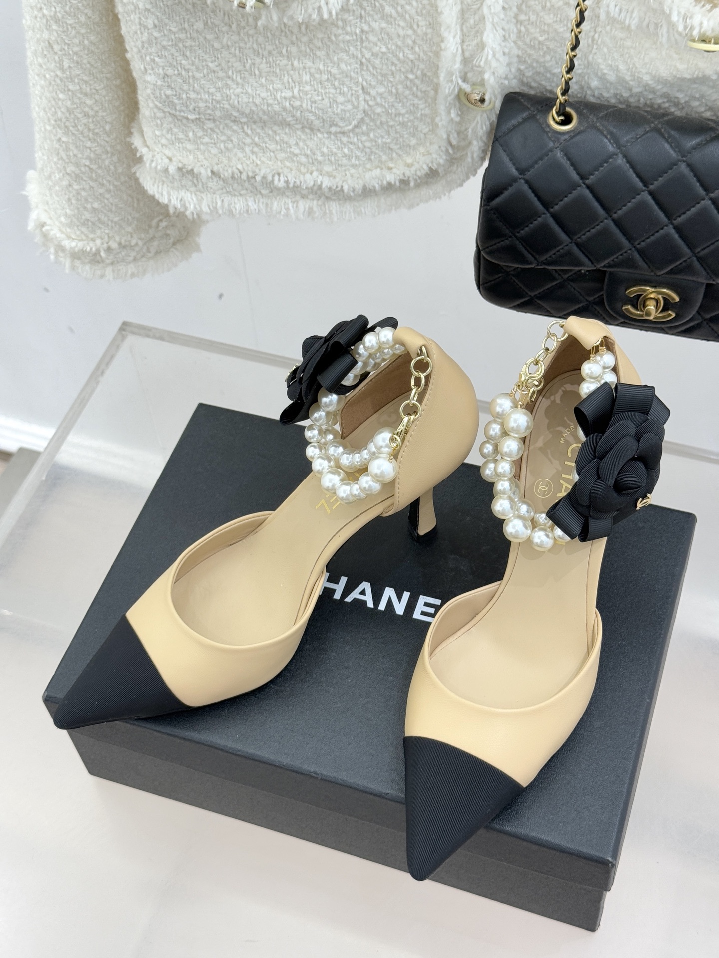 CHANE*｜小香26C新品脚环大珍珠双C山茶花尖头拼色中空高跟凉鞋这款凉鞋以利落剪裁开启春夏序章。拼色