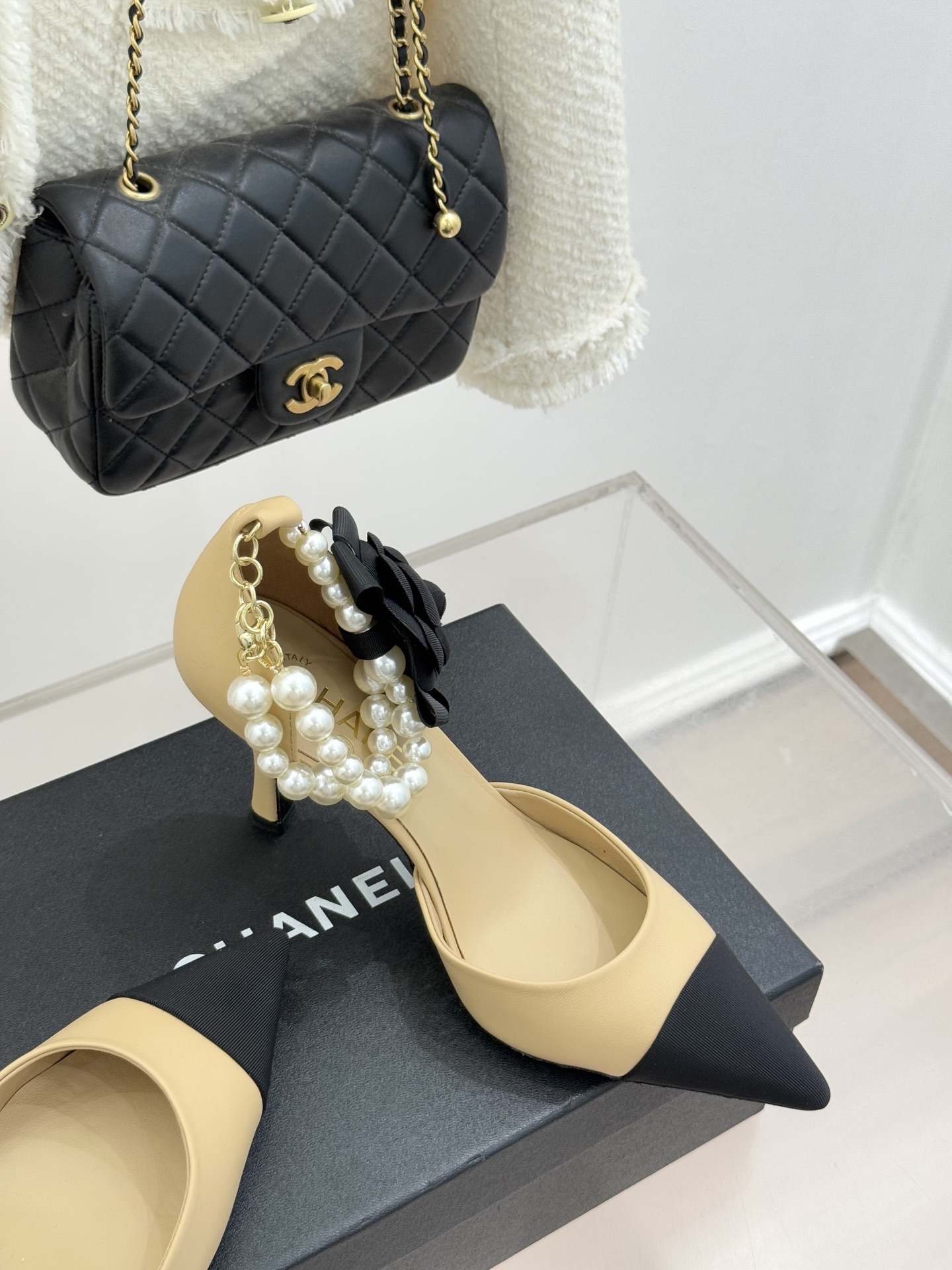 CHANE*｜小香26C新品脚环大珍珠双C山茶花尖头拼色中空高跟凉鞋这款凉鞋以利落剪裁开启春夏序章。拼色