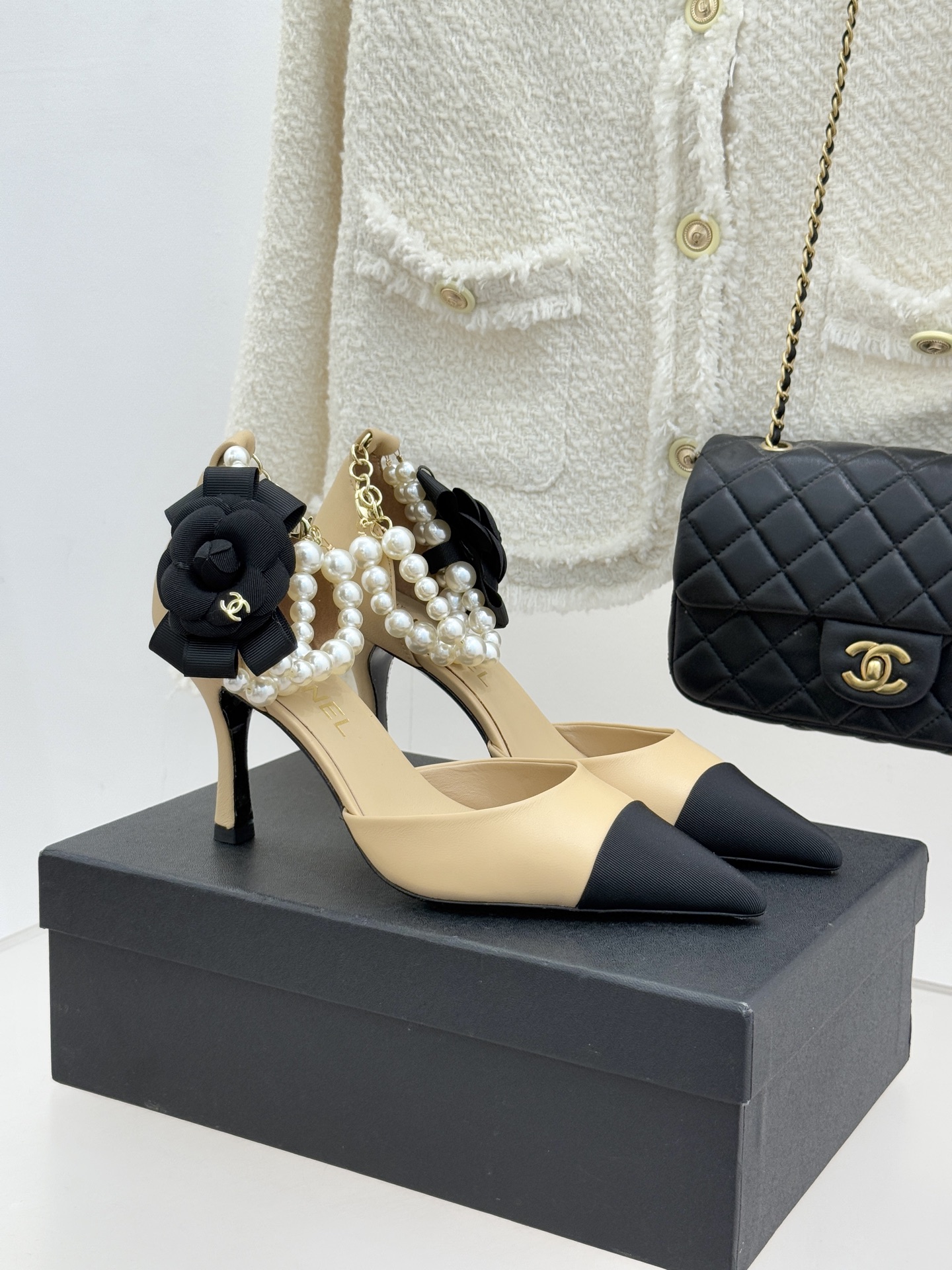 CHANE*｜小香26C新品脚环大珍珠双C山茶花尖头拼色中空高跟凉鞋这款凉鞋以利落剪裁开启春夏序章。拼色