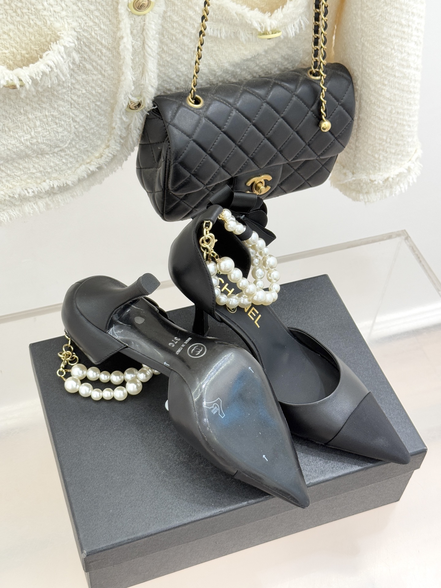 CHANE*｜小香26C新品脚环大珍珠双C山茶花尖头拼色中空高跟凉鞋这款凉鞋以利落剪裁开启春夏序章。拼色