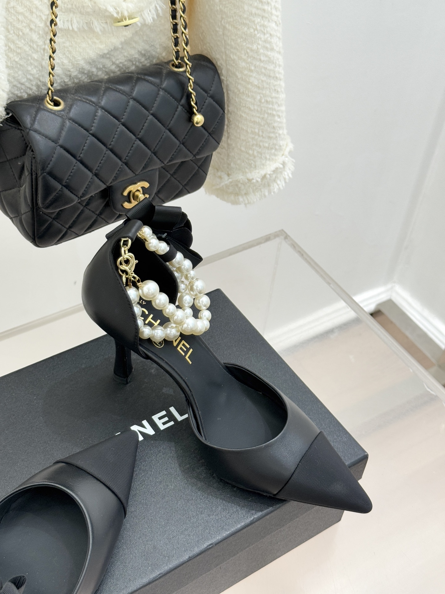 CHANE*｜小香26C新品脚环大珍珠双C山茶花尖头拼色中空高跟凉鞋这款凉鞋以利落剪裁开启春夏序章。拼色