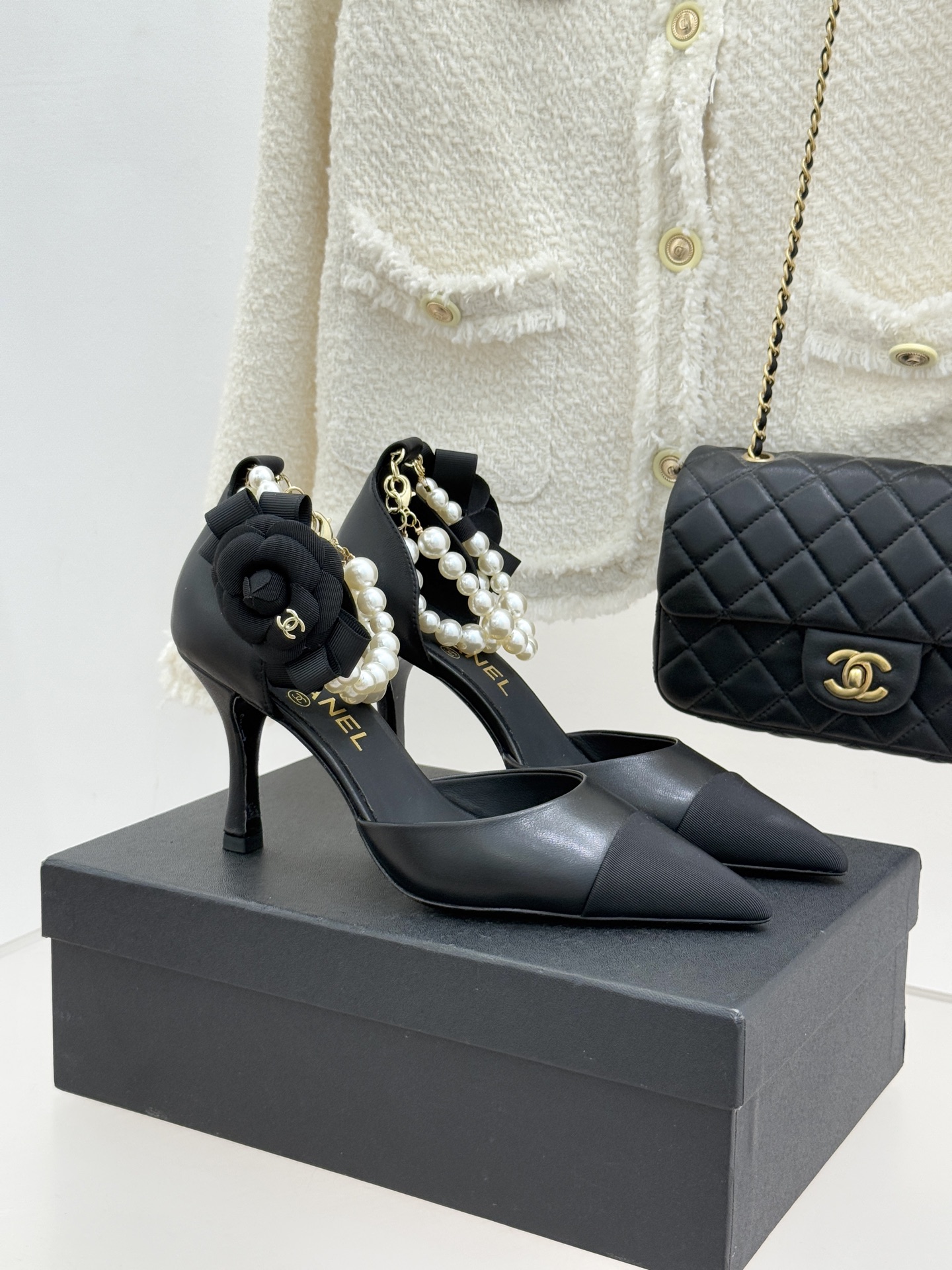 CHANE*｜小香26C新品脚环大珍珠双C山茶花尖头拼色中空高跟凉鞋这款凉鞋以利落剪裁开启春夏序章。拼色