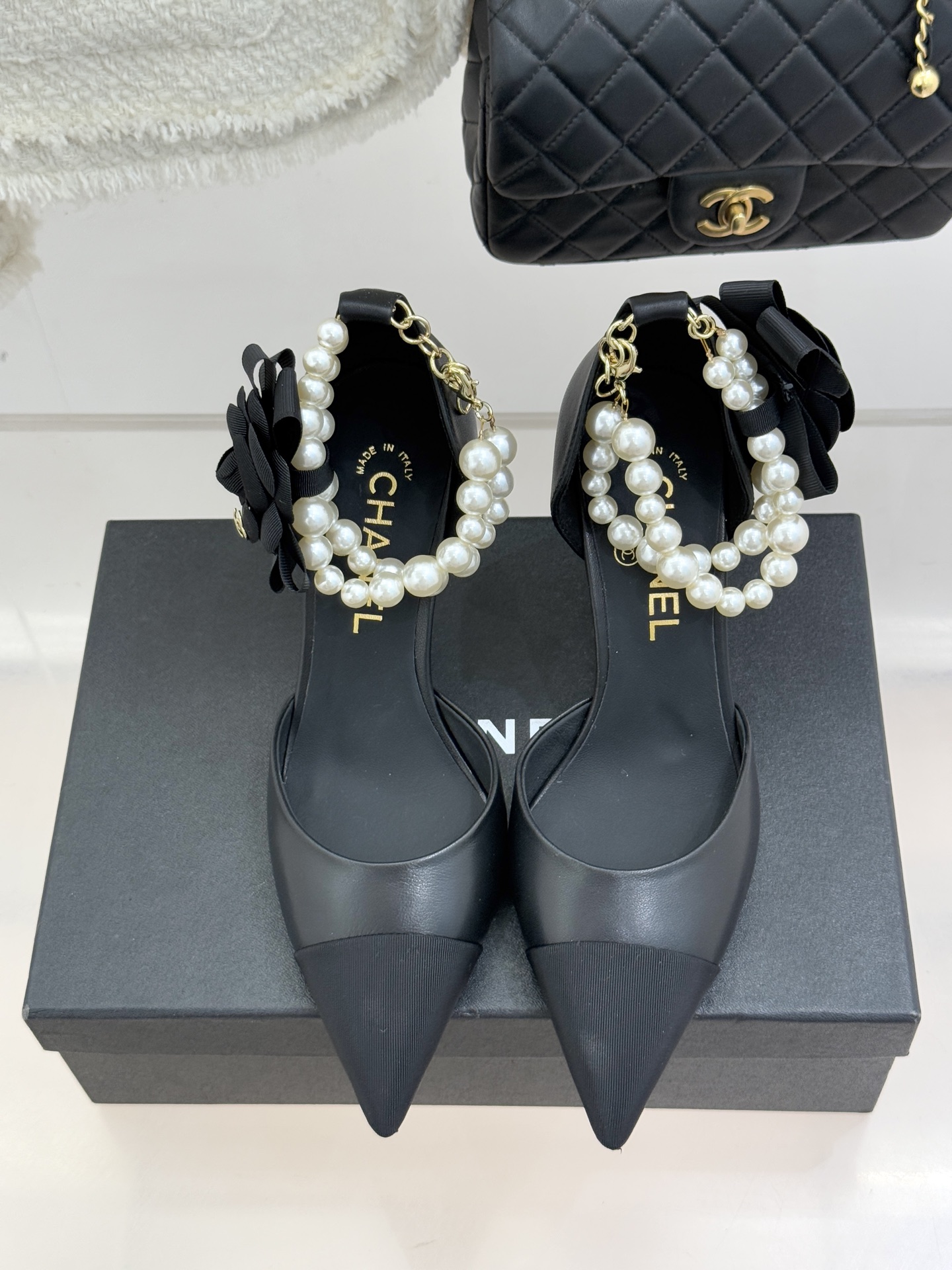 CHANE*｜小香26C新品脚环大珍珠双C山茶花尖头拼色中空高跟凉鞋这款凉鞋以利落剪裁开启春夏序章。拼色