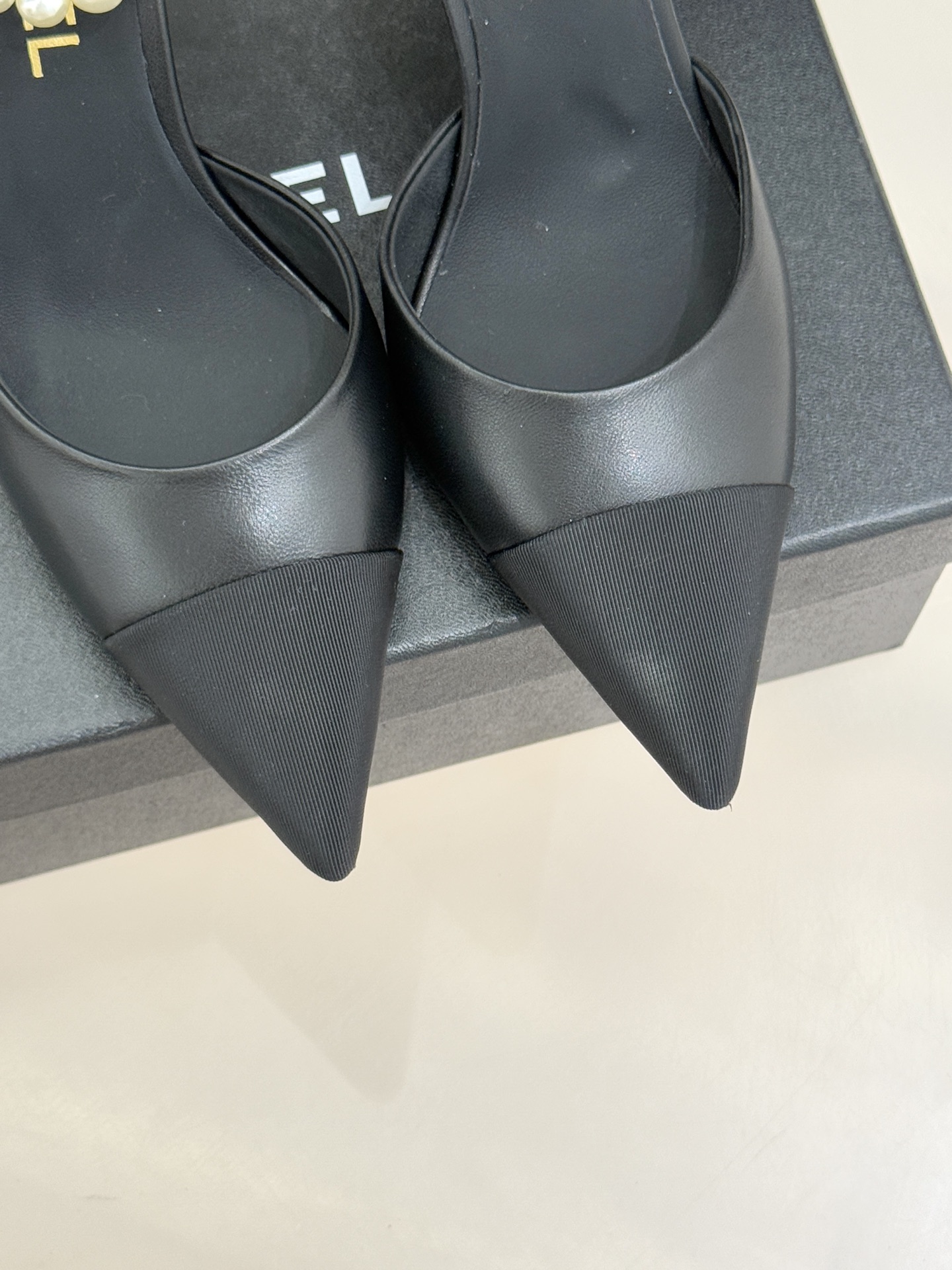 CHANE*｜小香26C新品脚环大珍珠双C山茶花尖头拼色中空高跟凉鞋这款凉鞋以利落剪裁开启春夏序章。拼色