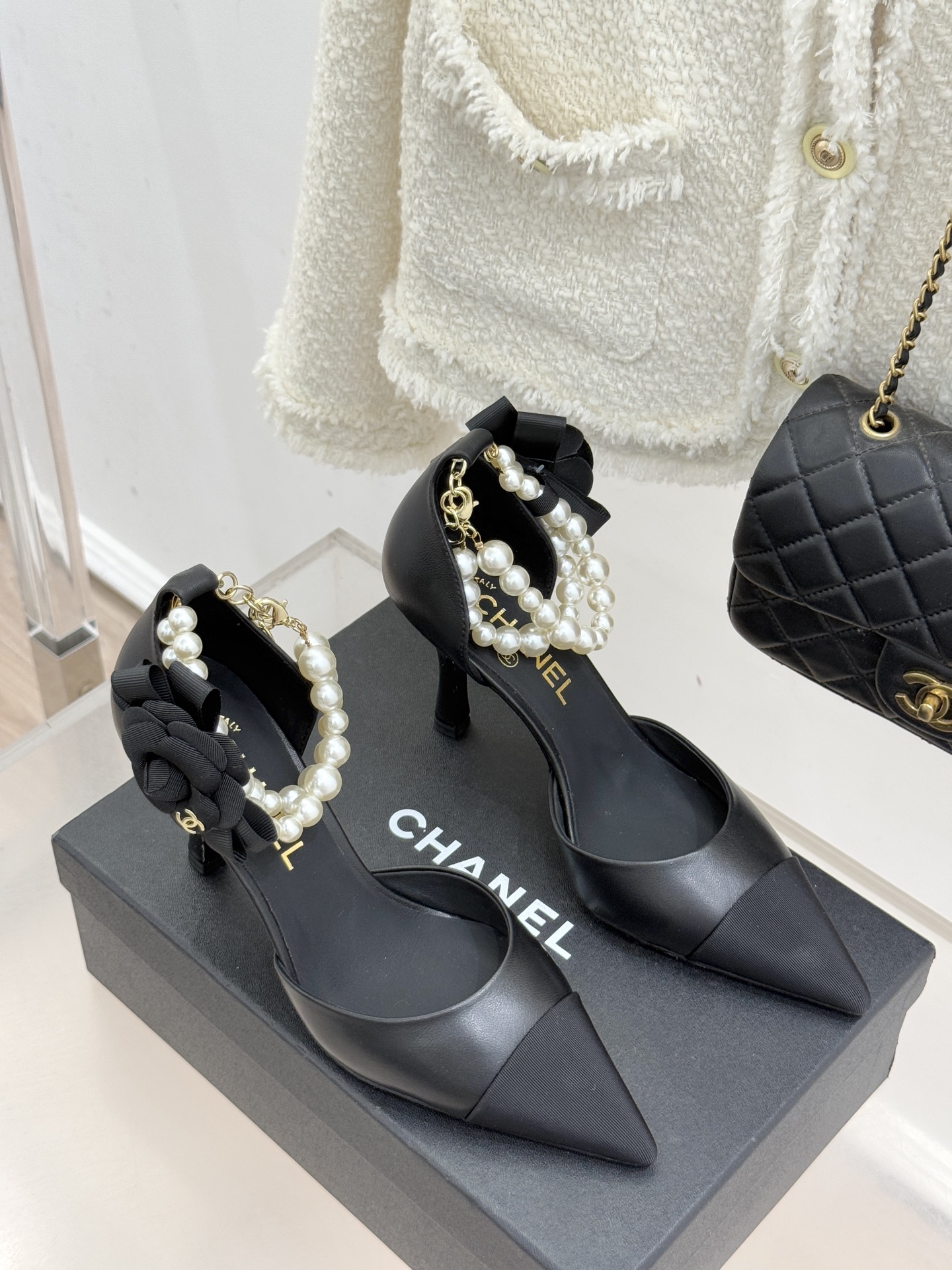 CHANE*｜小香26C新品脚环大珍珠双C山茶花尖头拼色中空高跟凉鞋这款凉鞋以利落剪裁开启春夏序章。拼色