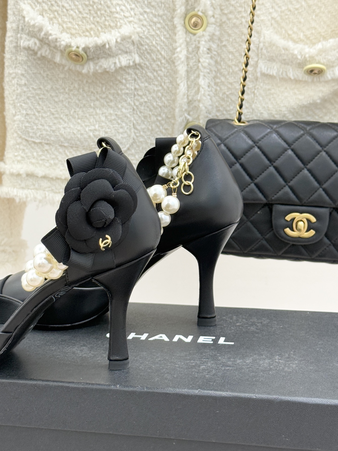 CHANE*｜小香26C新品脚环大珍珠双C山茶花尖头拼色中空高跟凉鞋这款凉鞋以利落剪裁开启春夏序章。拼色