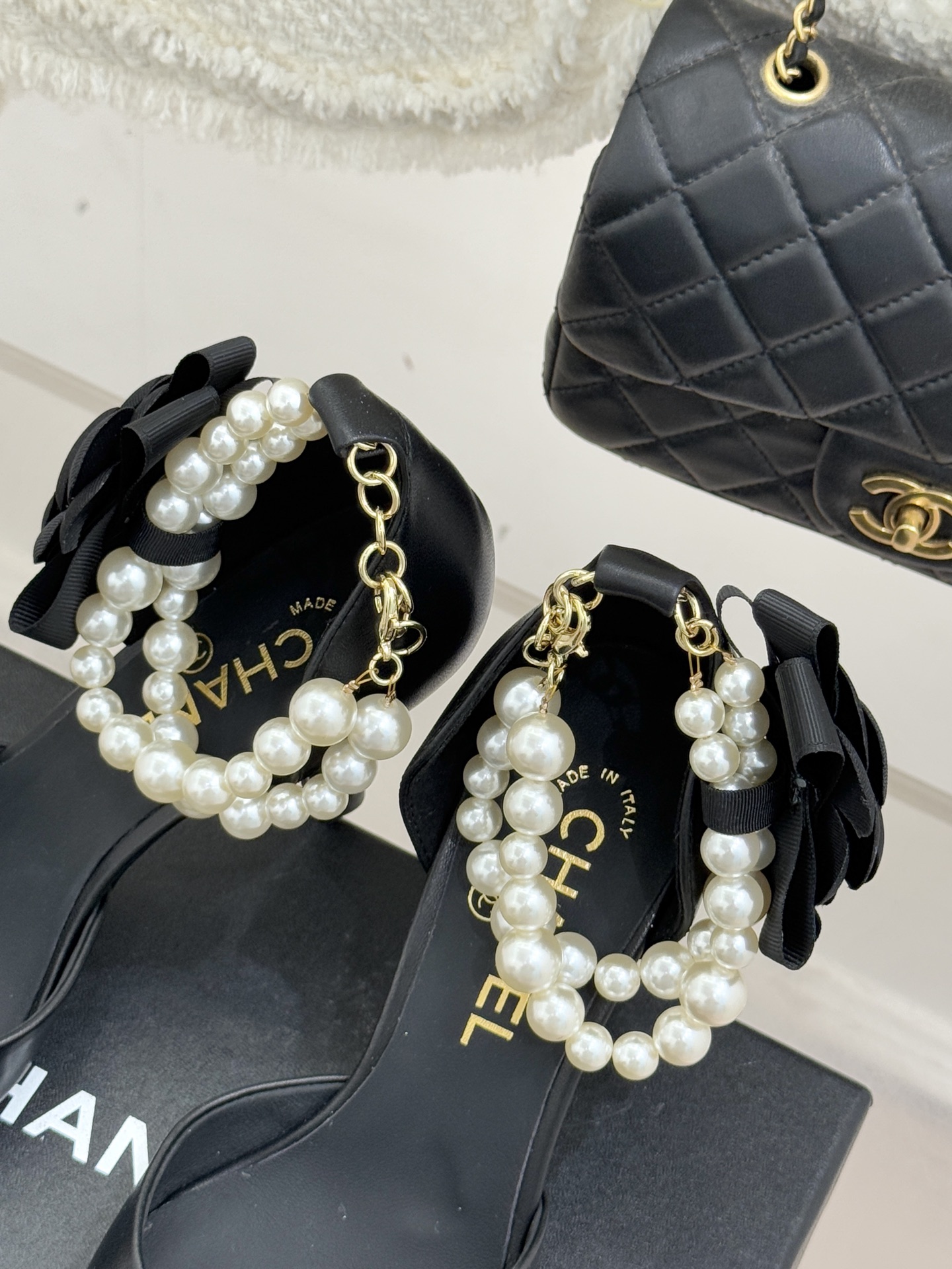 CHANE*｜小香26C新品脚环大珍珠双C山茶花尖头拼色中空高跟凉鞋这款凉鞋以利落剪裁开启春夏序章。拼色