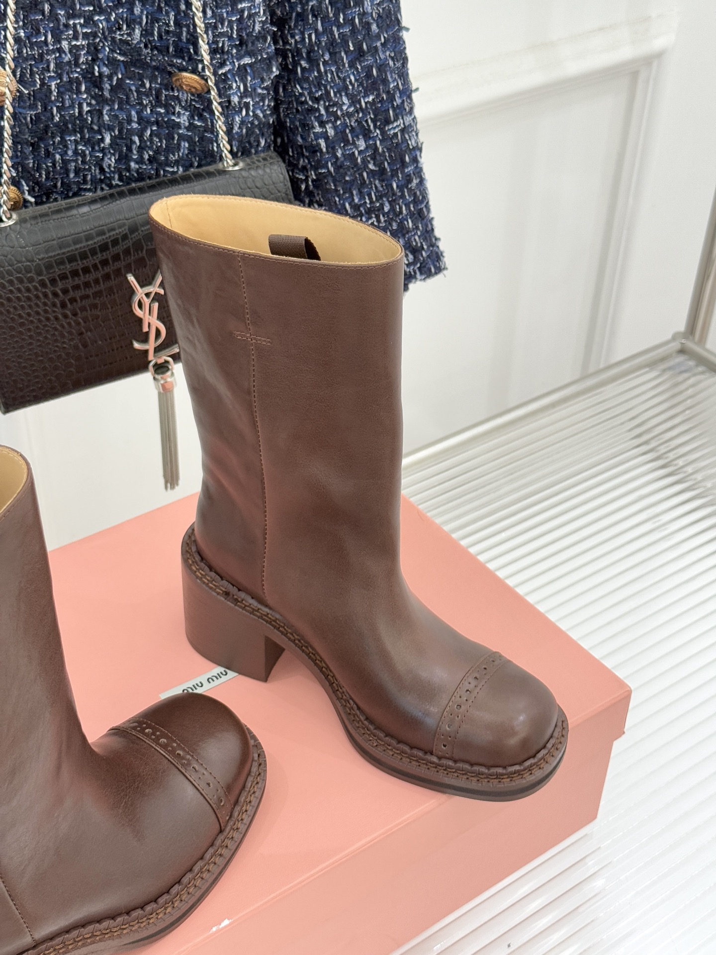 Miu Miu/缪缪25WF新品极简复古粗 靴子系列揉合经典复古肌理与利落极简线条将少女灵动与复古质感藏