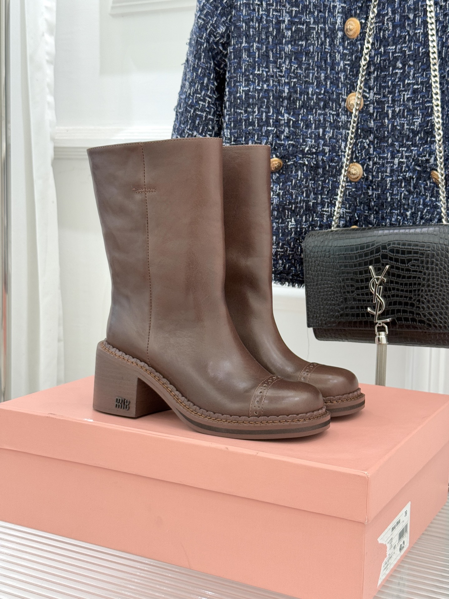 Miu Miu/缪缪25WF新品极简复古粗 靴子系列揉合经典复古肌理与利落极简线条将少女灵动与复古质感藏